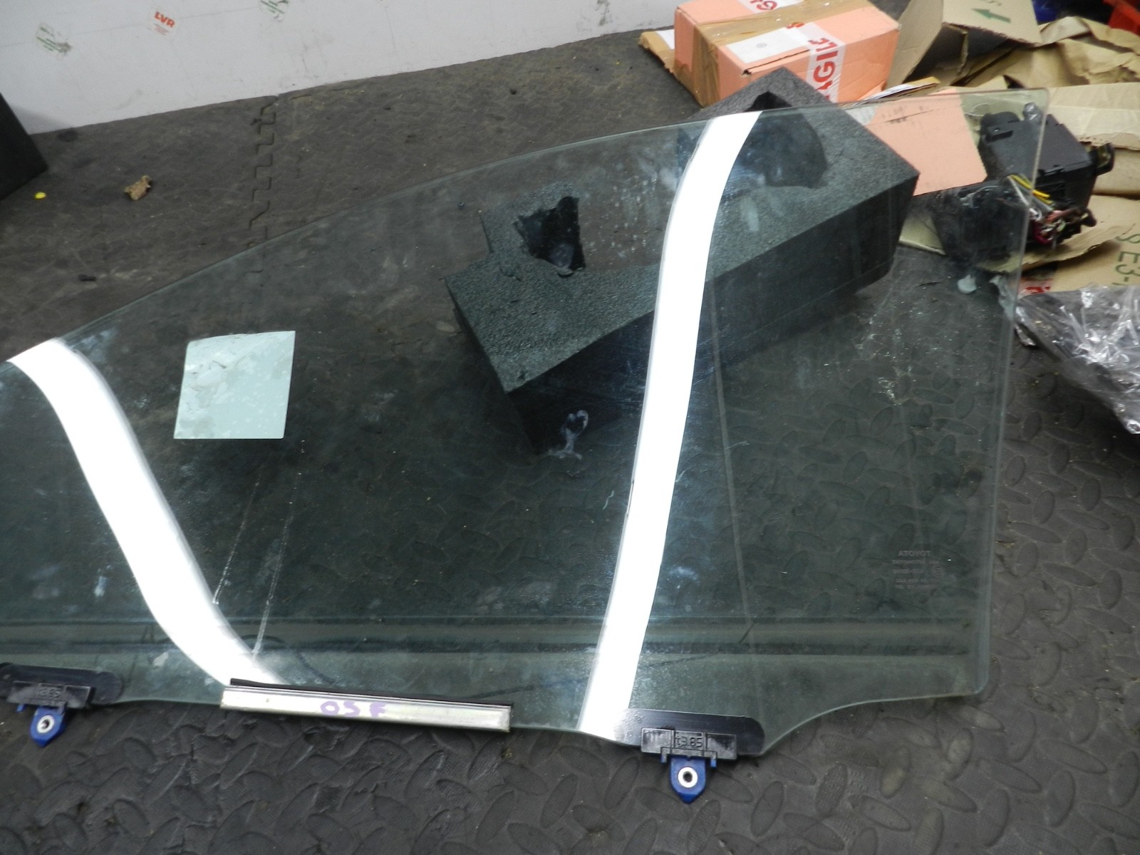 169. TOYOTA AURIS. 1.6 DIESEL. DRIVER SIDE FRONT WINDOW GLASS - Image 6