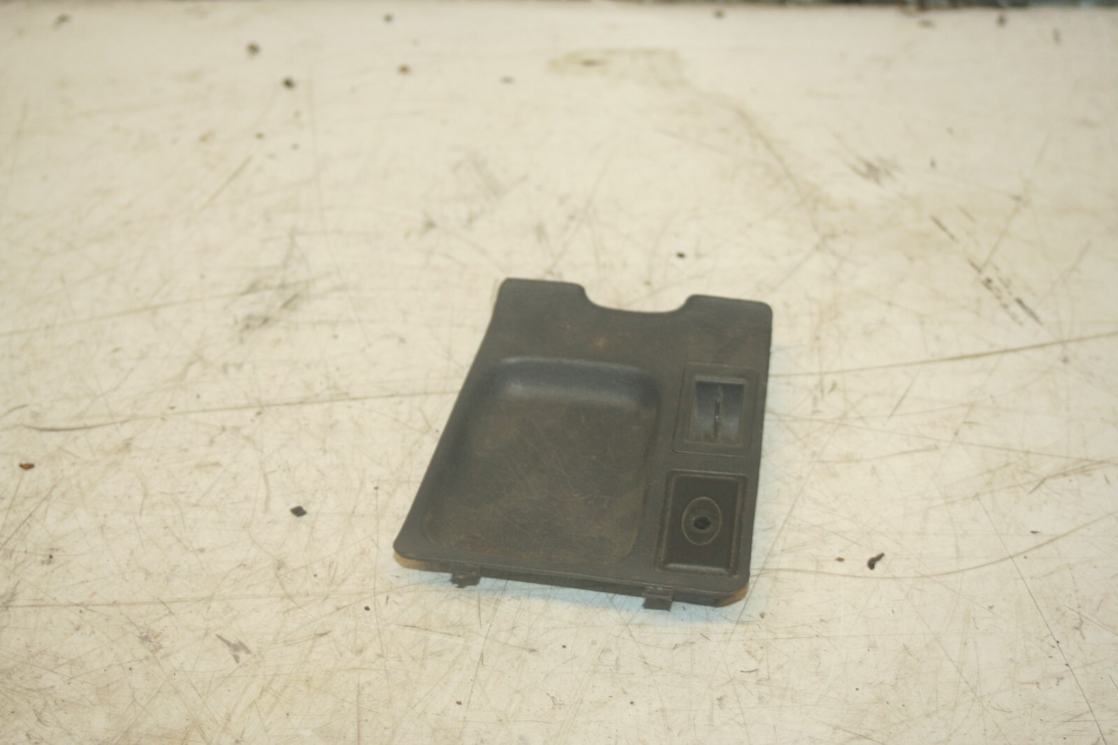 (98) TOYOTA RAV 4 MK1. CENTRE CONSOLE TRIM 58839-42010 LOWER TRAY - Image 2