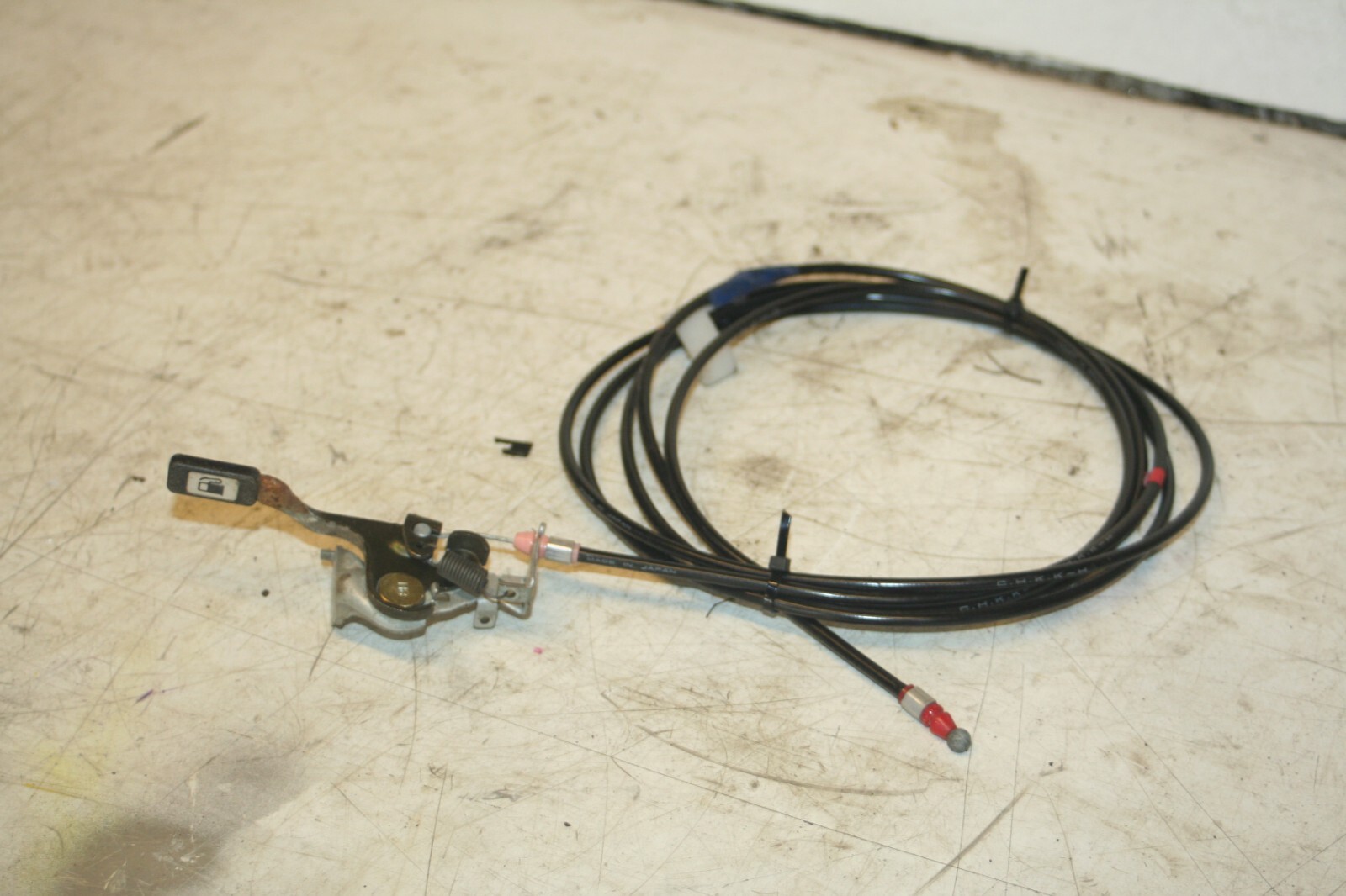(98) TOYOTA RAV 4 MK1. FUEL CABLE FLAP RELEASE