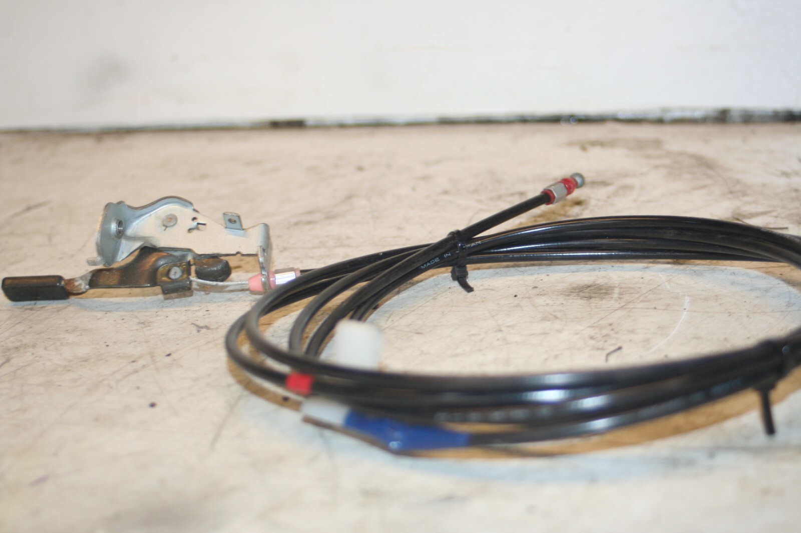 (98) TOYOTA RAV 4 MK1. FUEL CABLE FLAP RELEASE - Image 3