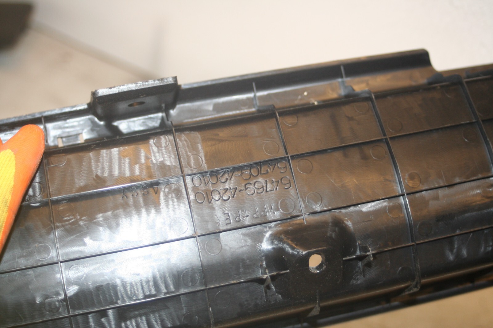 (98) TOYOTA RAV 4 MK1. EMERGENCY TOOL HOLDER TRIM 64769-42010 - Image 7