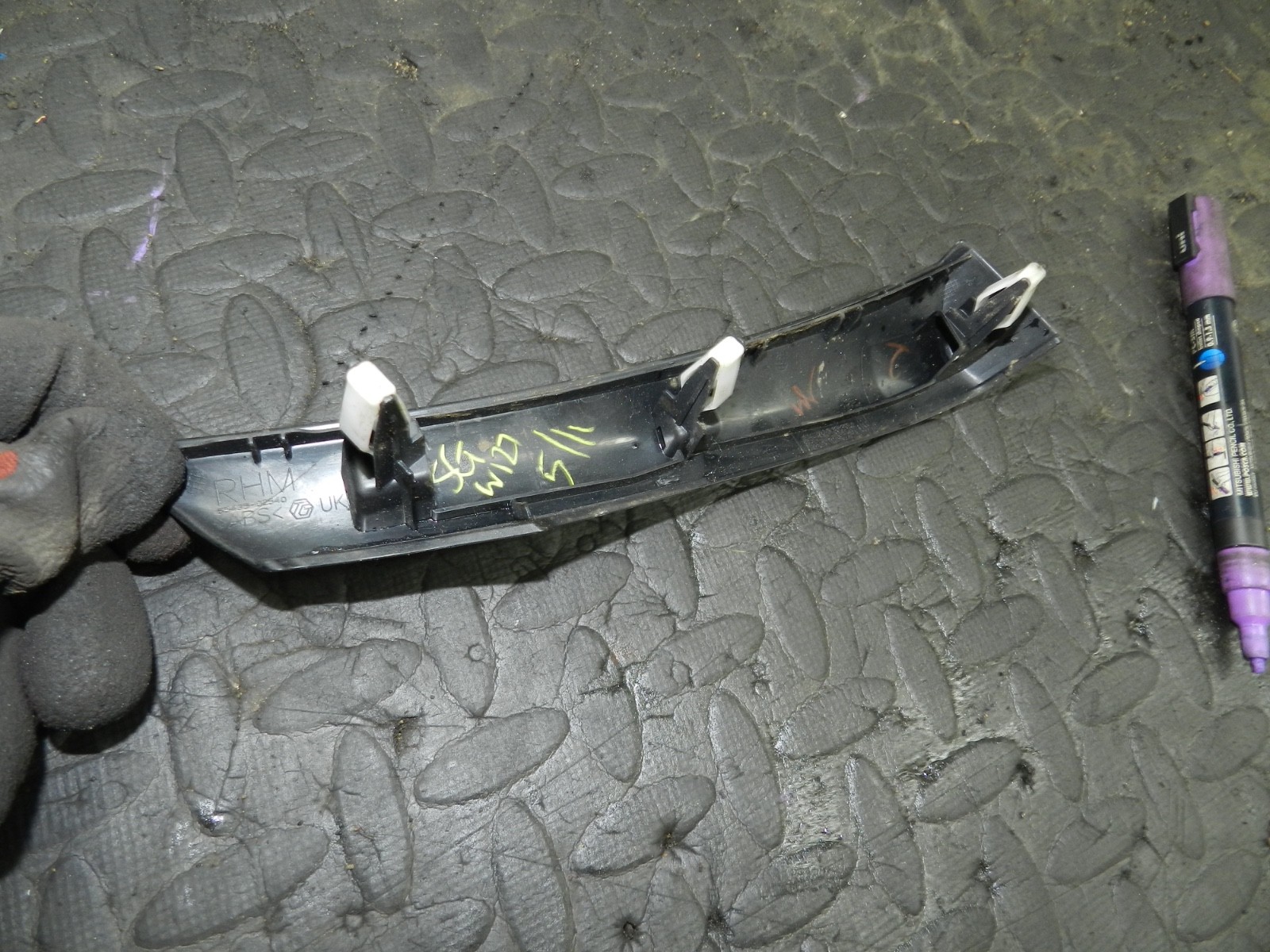 169. TOYOTA AURIS. 1.6 DIESEL. DOOR HANDLE TRIM - Image 2