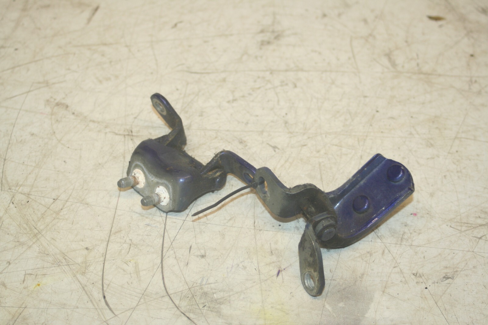 (98) TOYOTA RAV 4 MK1. DRIVER SIDE REAR DOOR HINGES