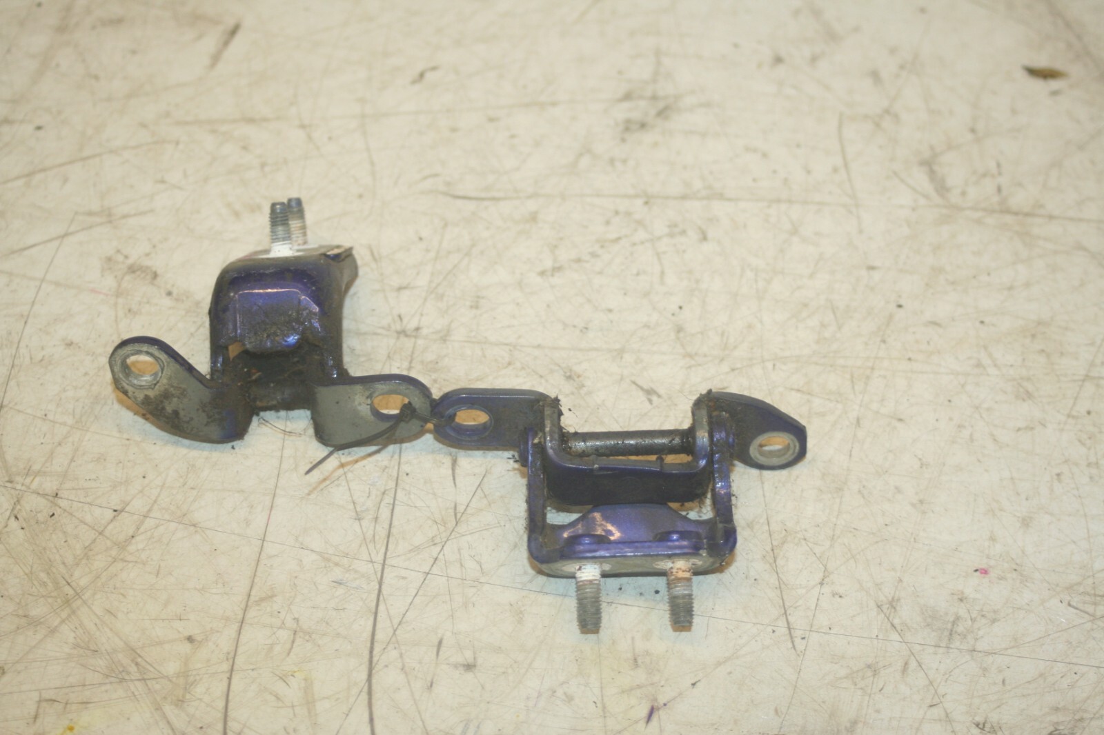 (98) TOYOTA RAV 4 MK1. DRIVER SIDE REAR DOOR HINGES - Image 2