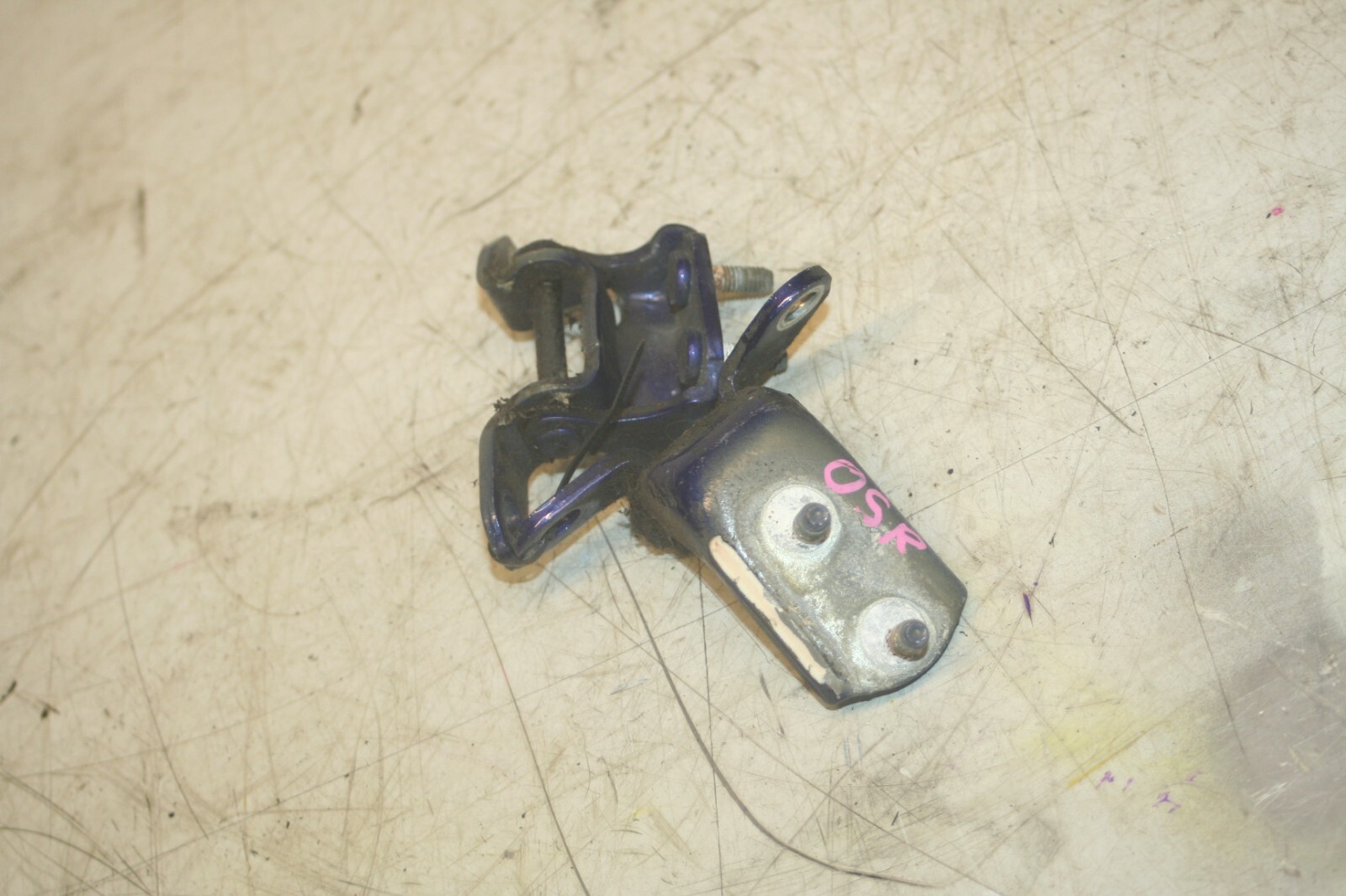 (98) TOYOTA RAV 4 MK1. DRIVER SIDE REAR DOOR HINGES - Image 3