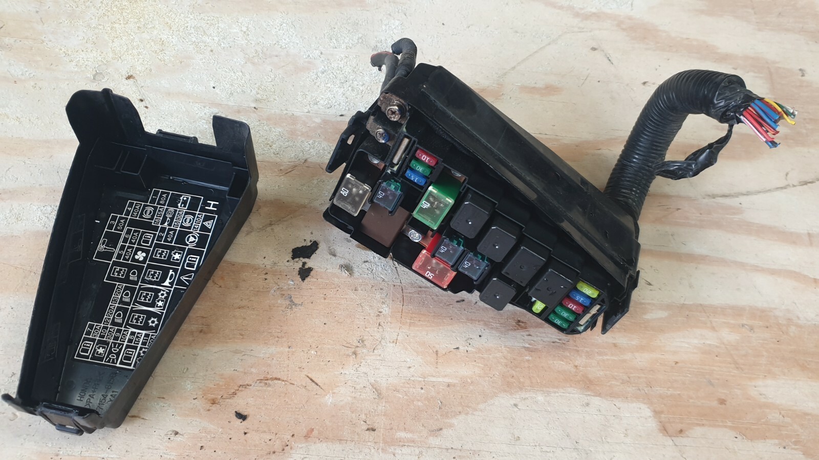 2005 HONDA JAZZ 1.4 PETROL AUTOMATIC. ENGINE BAY FUSE BOX BOARD. - Image 2