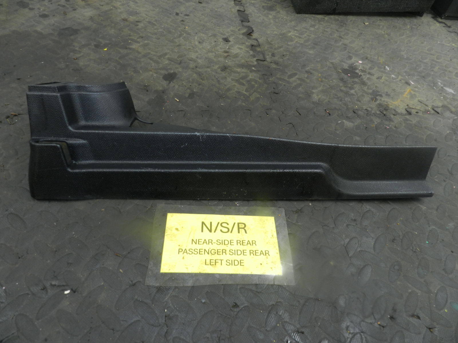 MINI COUNTRYMAN R60 . 164 2014 ALL4. PASSENGER SIDE BOOT PLASTIC TRIM