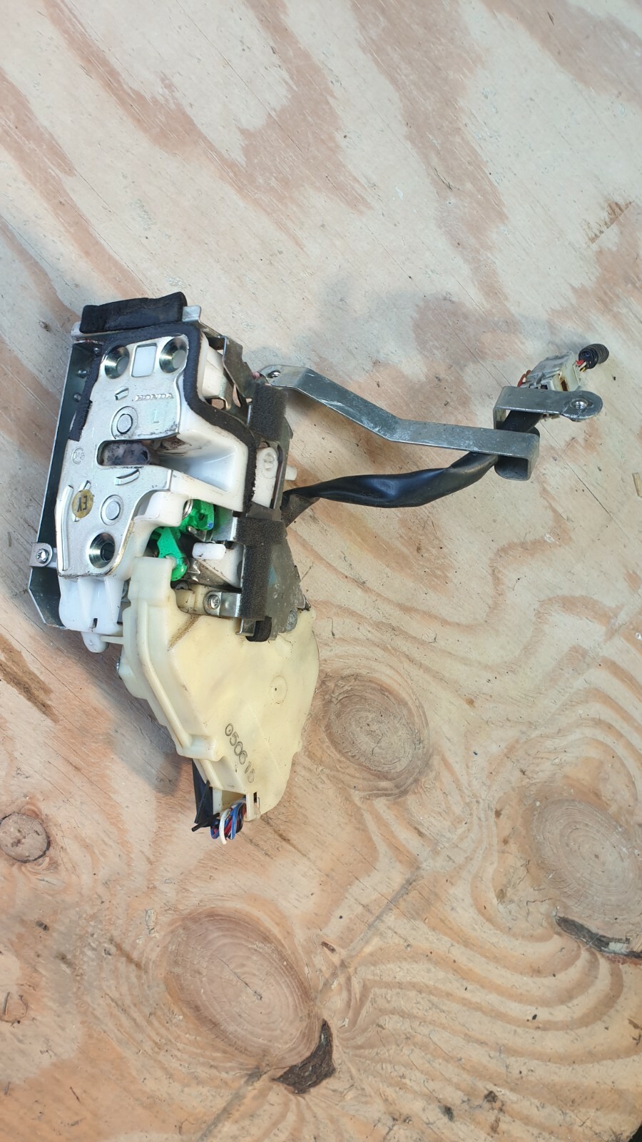 2005 HONDA JAZZ 1.4 PETROL AUTOMATIC. NEARSIDE REAR DOOR LOCK MODULE.