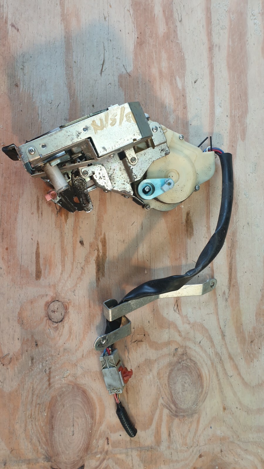 2005 HONDA JAZZ 1.4 PETROL AUTOMATIC. NEARSIDE REAR DOOR LOCK MODULE. - Image 2