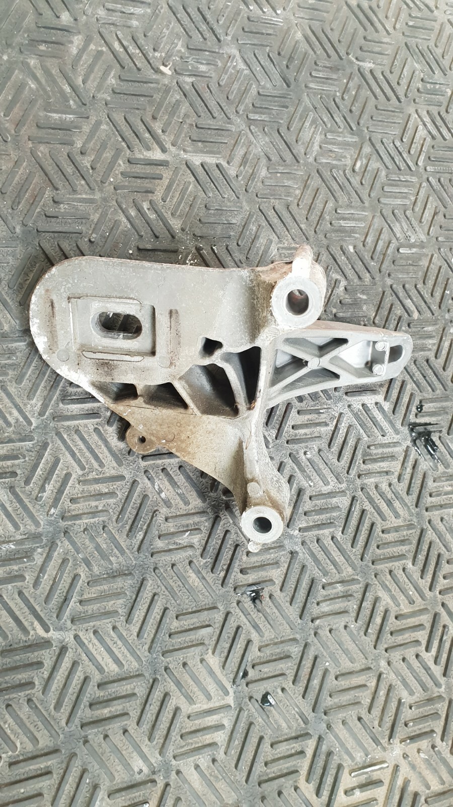 Mini Countryman 2014 1.6 Diesel 113BHP Gearbox Support Mount Bracket 67871110 - Image 3