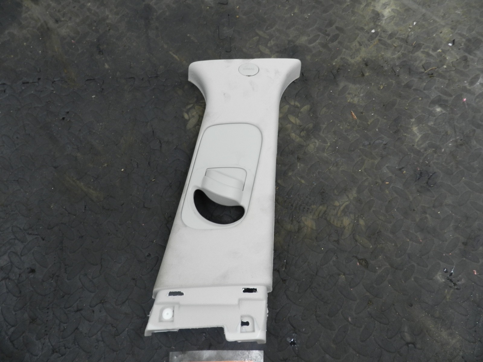 171. KIA SORENTO MK3 GT-LINE. DRIVER SIDE B PILLAR UPPER TRIM - Image 3