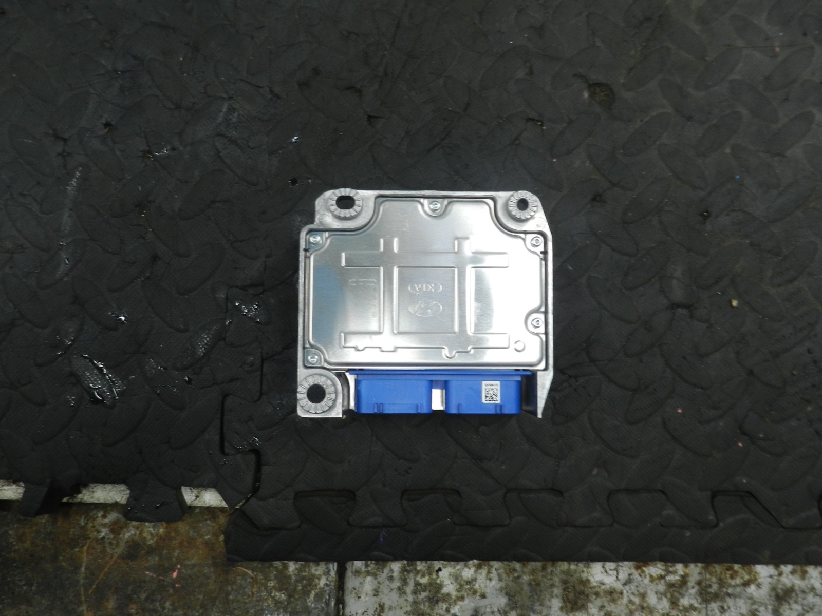 171. KIA SORENTO MK3 GT-LINE. 95910-C5750 AIR BAG SENSOR ECU - Image 2