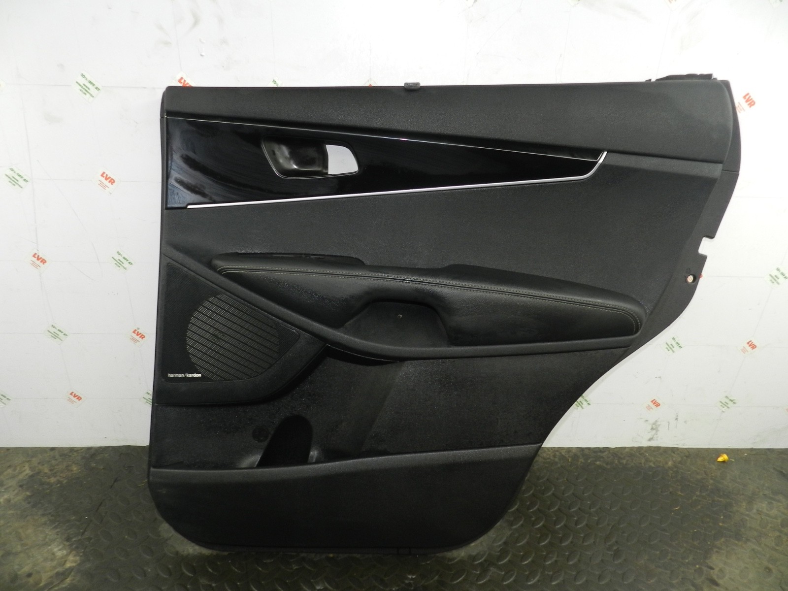 171. KIA SORENTO MK3 GT-LINE. DRIVER SIDE REAR DOOR CARD - Image 2
