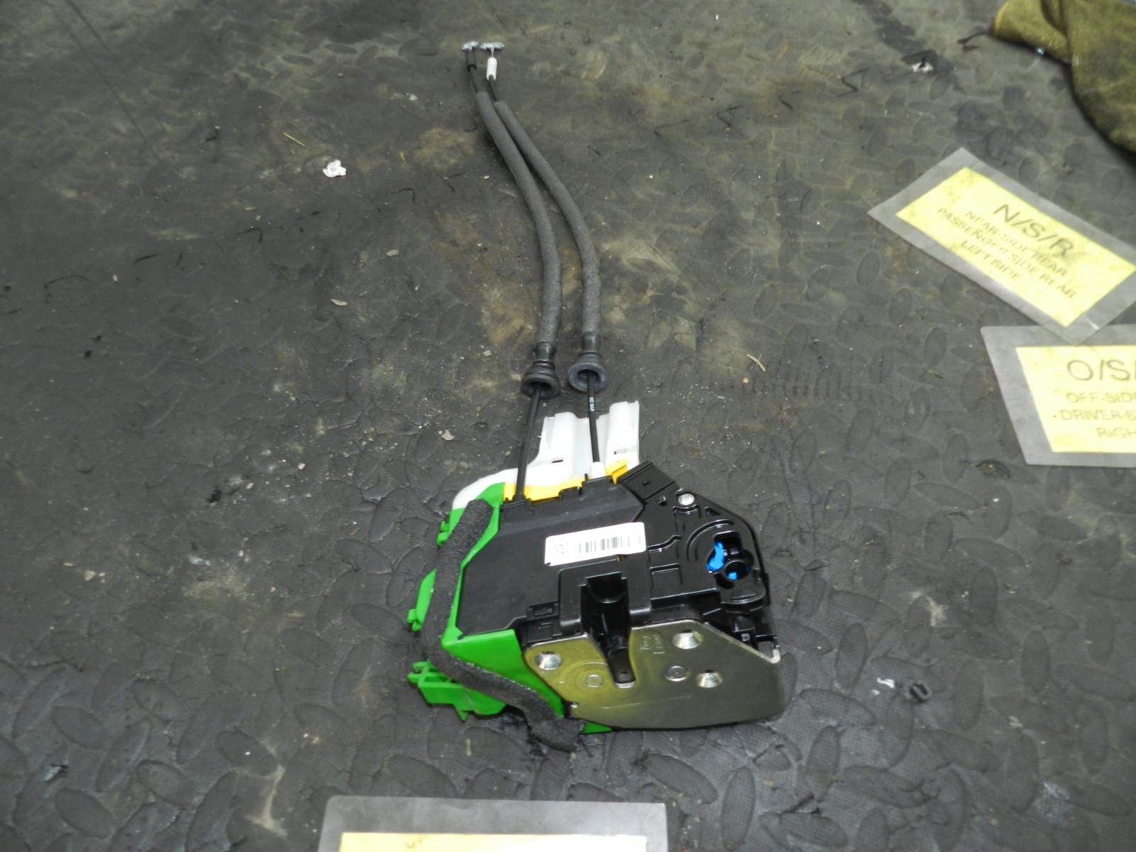 171. KIA SORENTO MK3 GT-LINE. PASSENGER SIDE FRONT DOOR LOCK MOTOR MECHANISM - Image 4