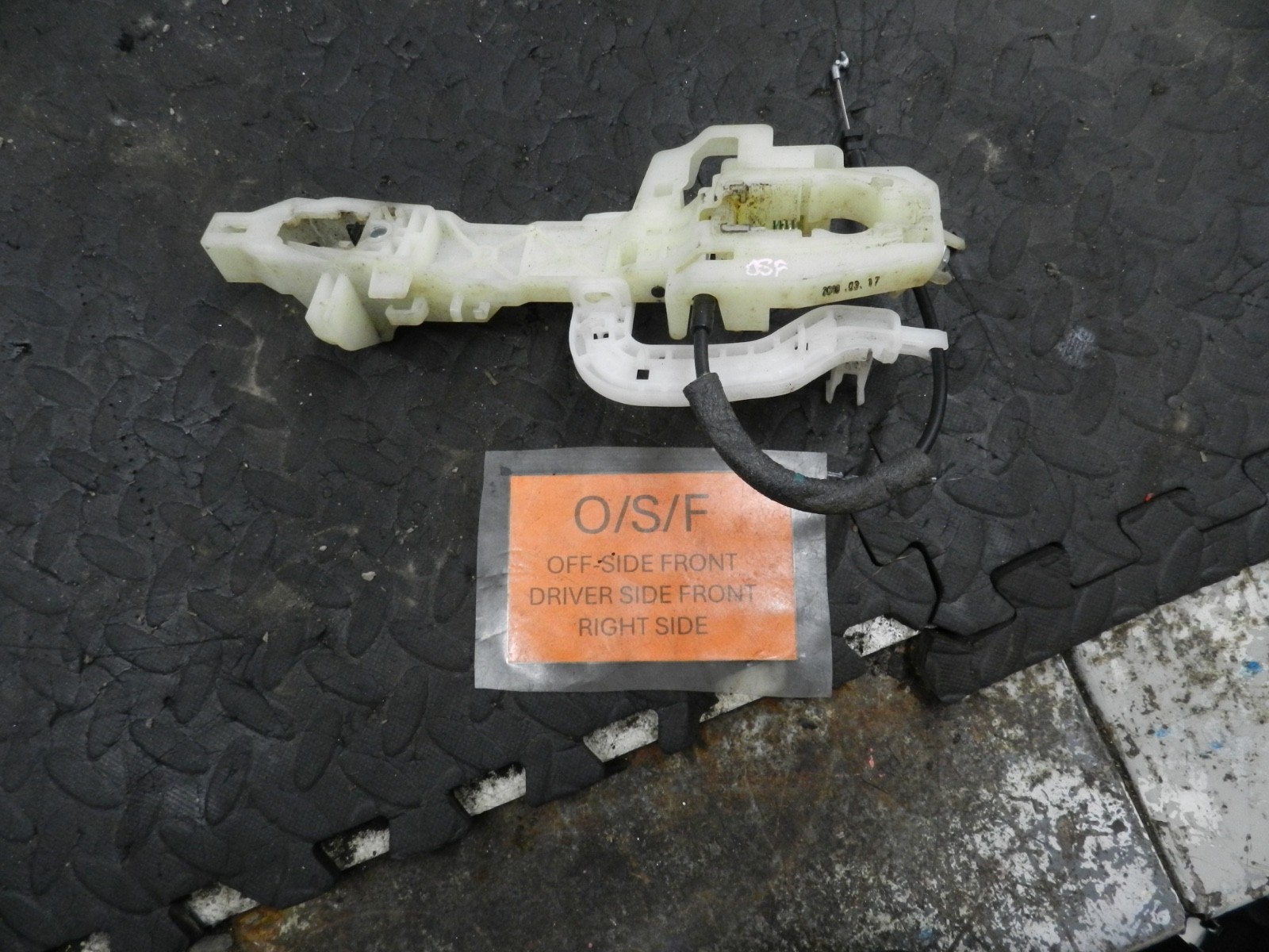 171. KIA SORENTO MK3 GT-LINE. DRIVER SIDE FRONT DOOR HANDLE FRAME