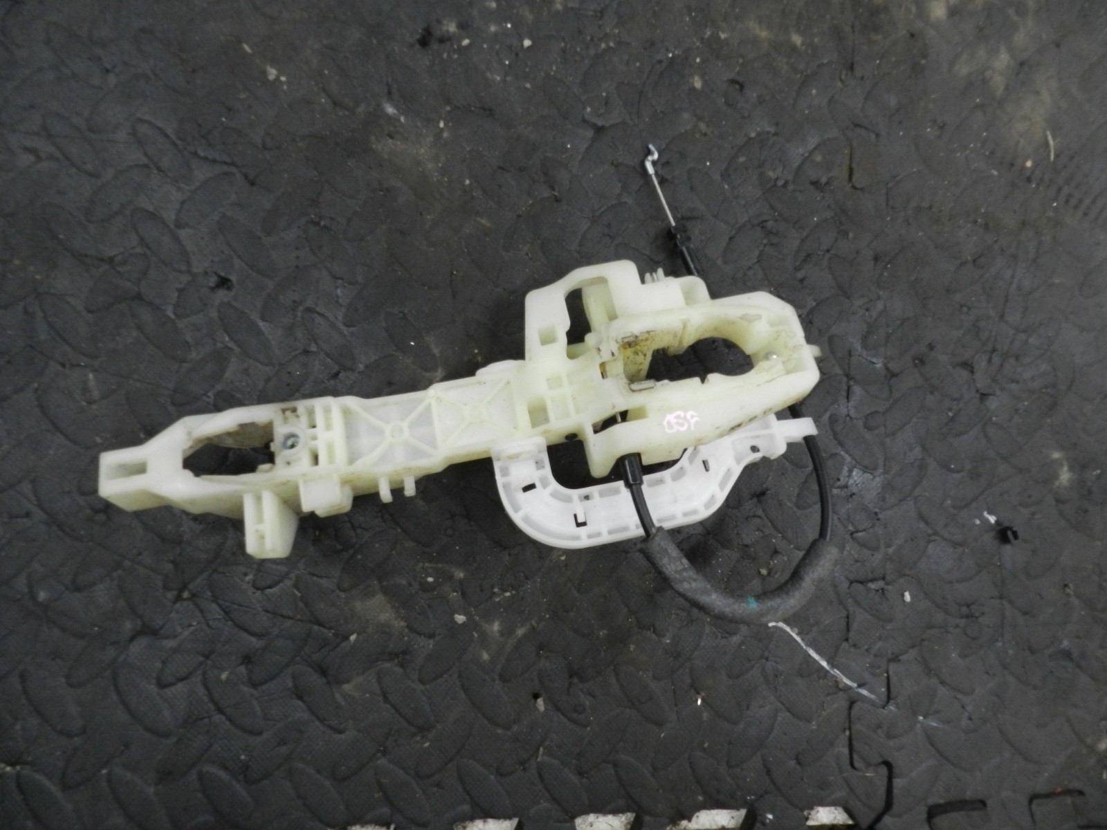 171. KIA SORENTO MK3 GT-LINE. DRIVER SIDE FRONT DOOR HANDLE FRAME - Image 2