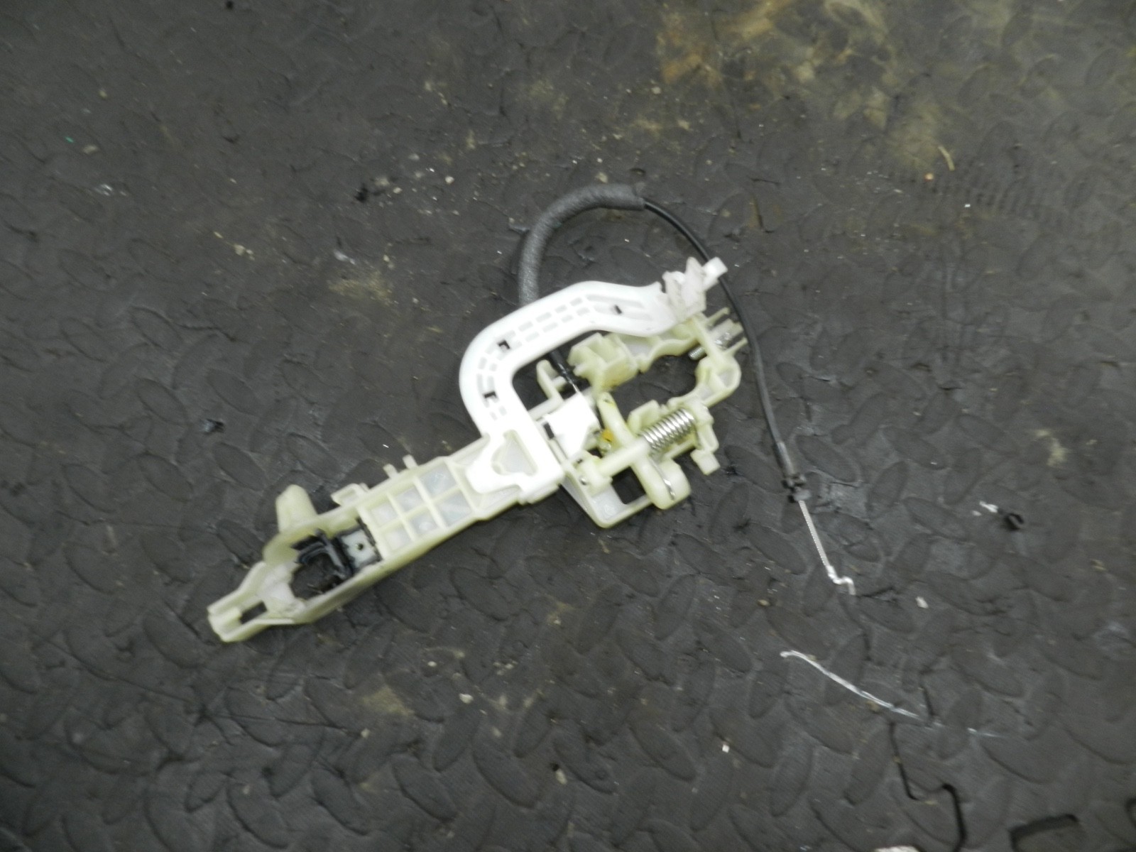171. KIA SORENTO MK3 GT-LINE. DRIVER SIDE FRONT DOOR HANDLE FRAME - Image 3