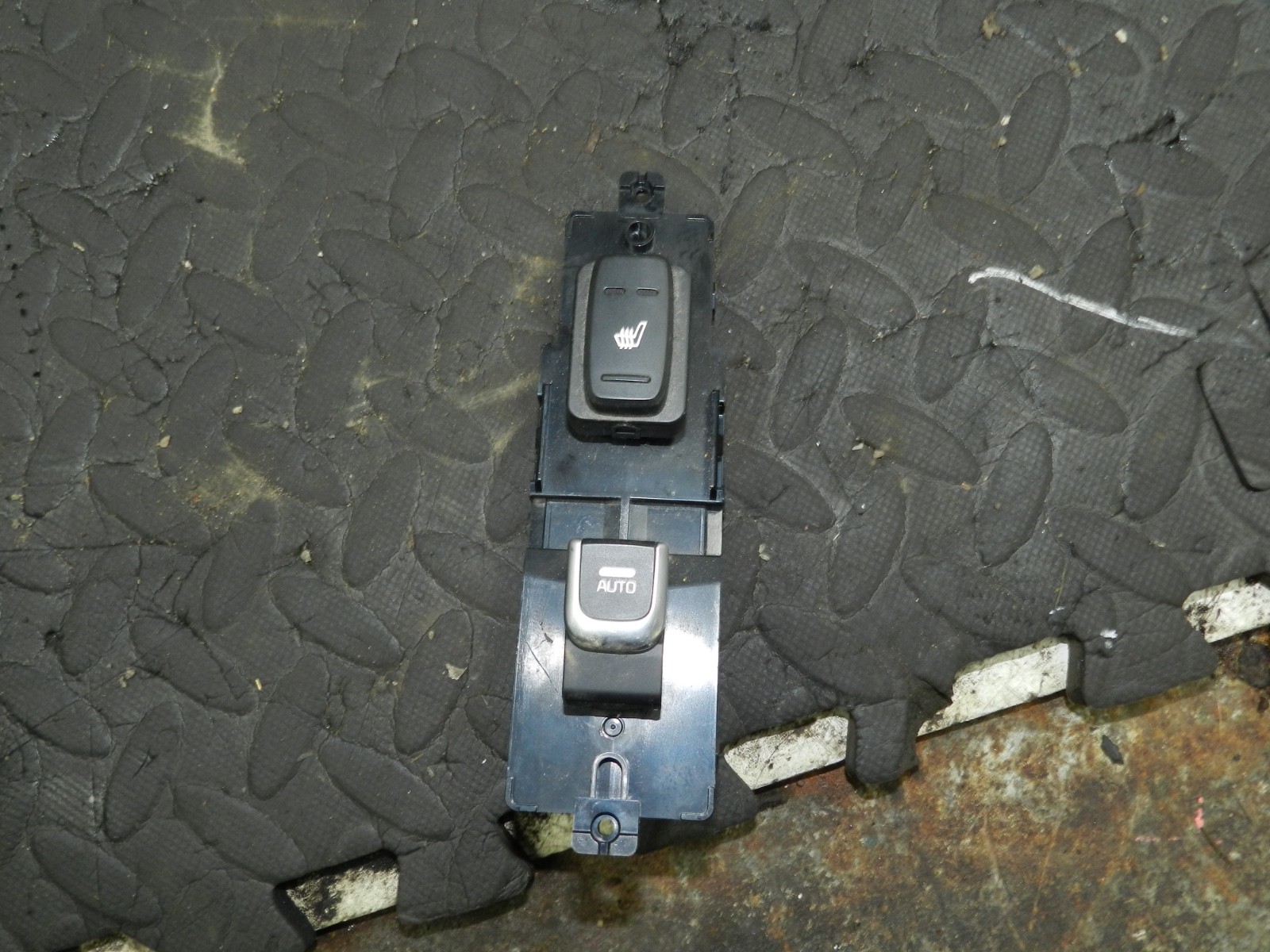 171. KIA SORENTO MK3 GT-LINE. PASSENGER SIDE REAR WINDOW SWITCH + HEATED SWITCH - Image 2