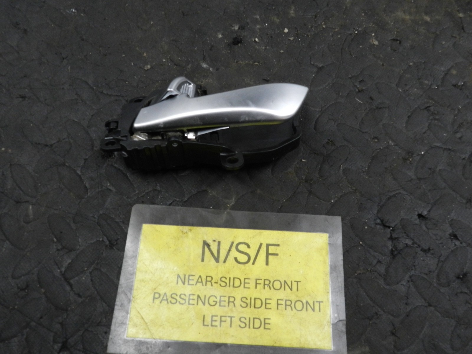 171. KIA SORENTO MK3 GT-LINE. PASSENGER SIDE FRONT DOOR INTERNAL HANDLE