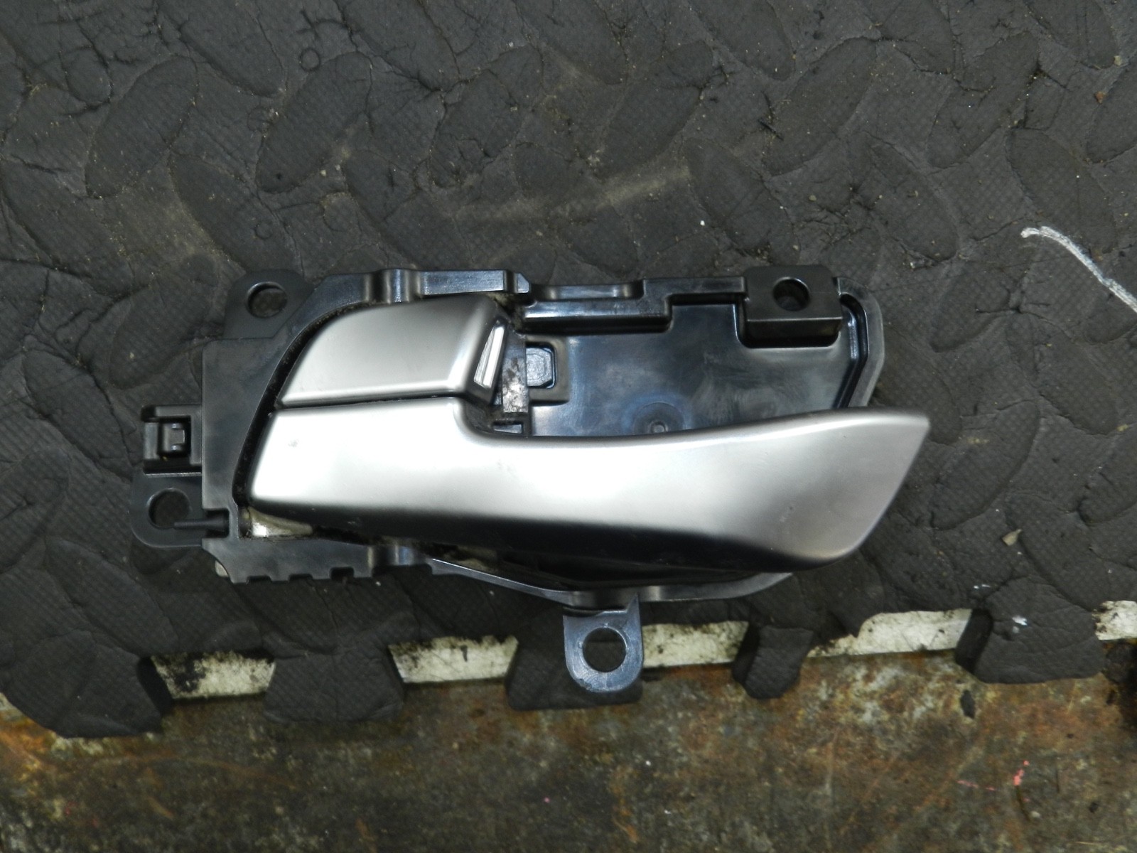 171. KIA SORENTO MK3 GT-LINE. PASSENGER SIDE FRONT DOOR INTERNAL HANDLE - Image 2