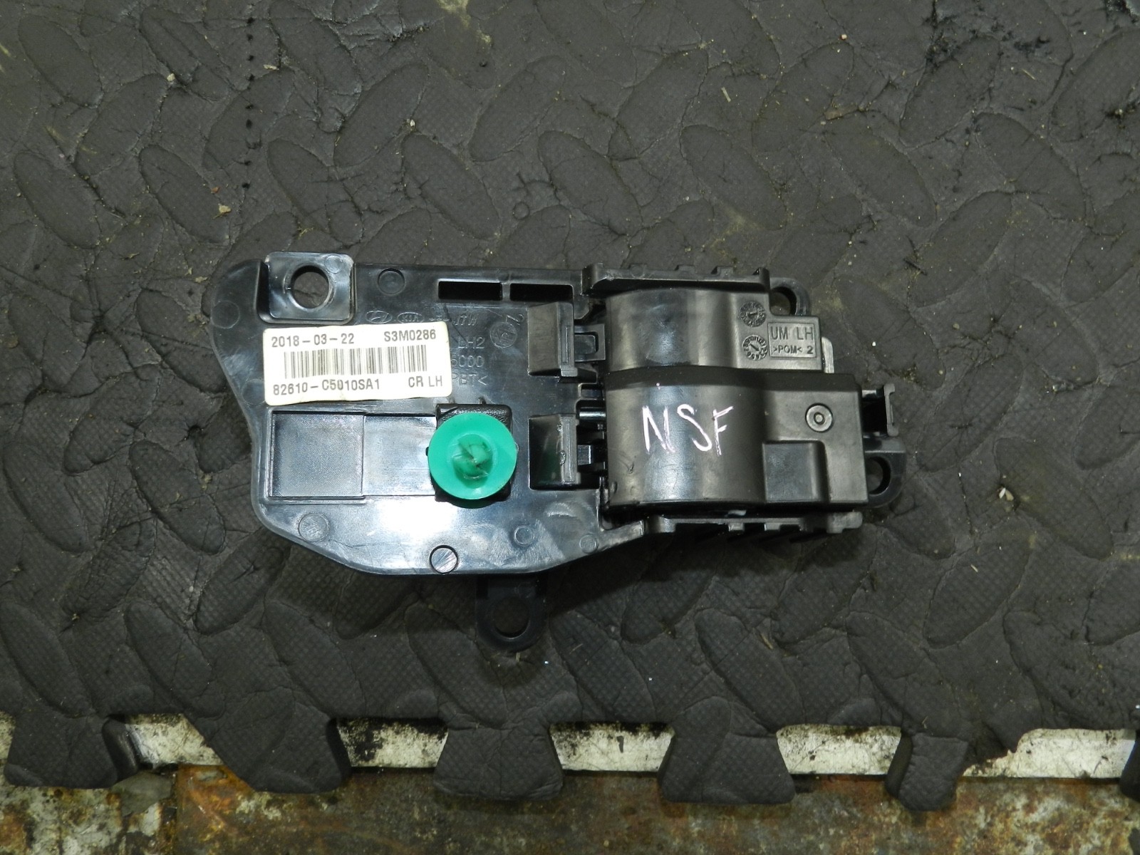 171. KIA SORENTO MK3 GT-LINE. PASSENGER SIDE FRONT DOOR INTERNAL HANDLE - Image 3