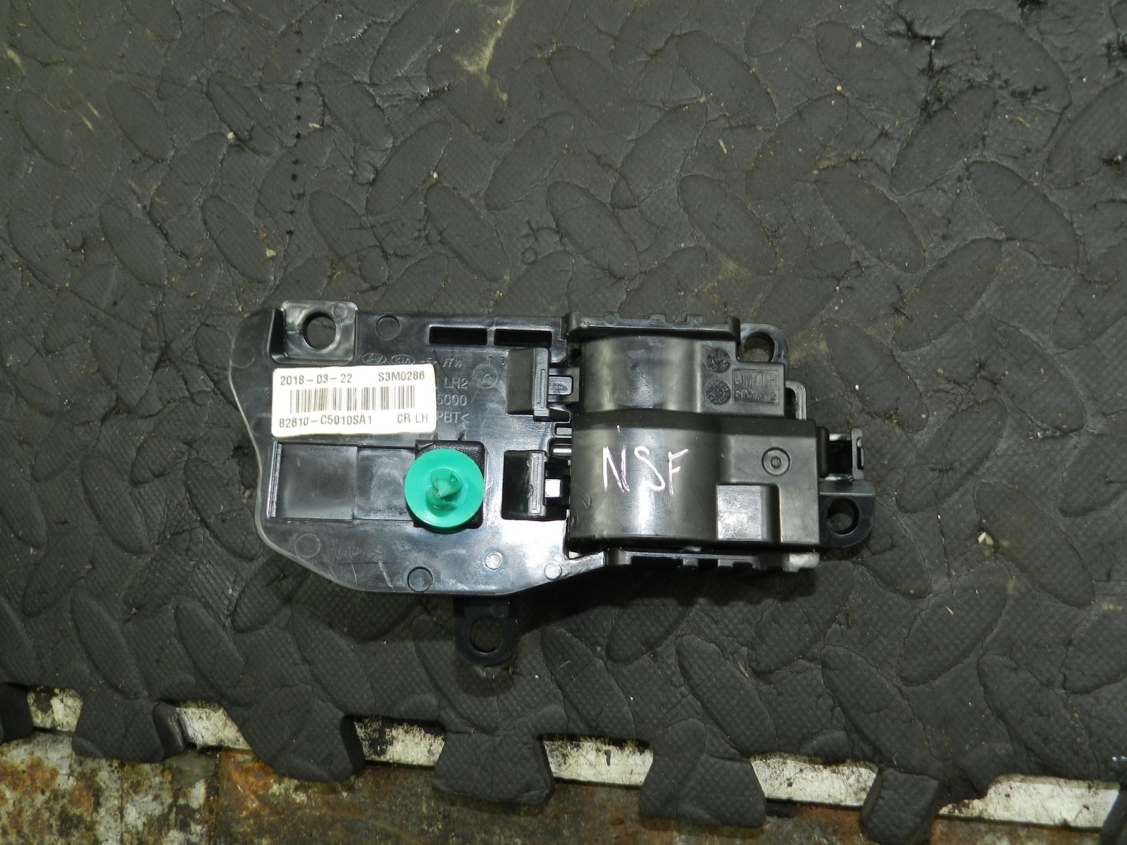 171. KIA SORENTO MK3 GT-LINE. PASSENGER SIDE FRONT DOOR INTERNAL HANDLE - Image 4