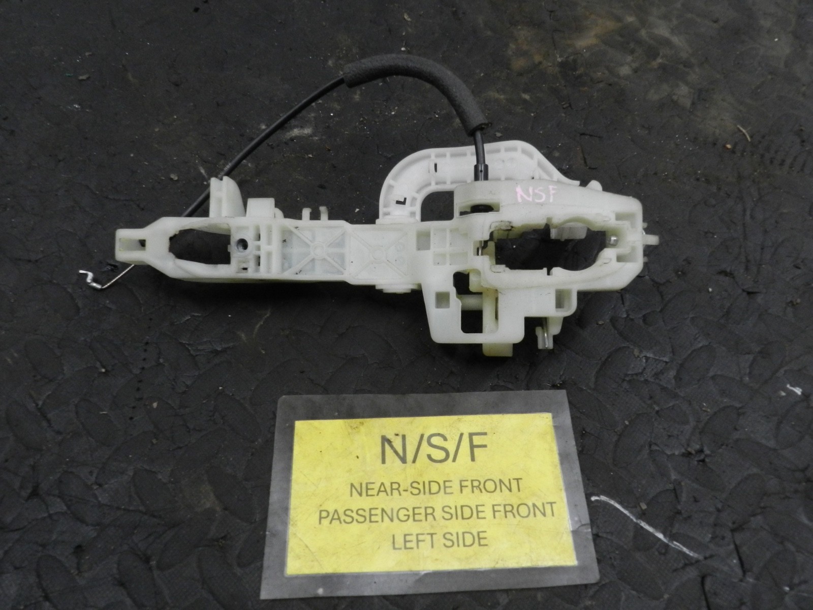 171. KIA SORENTO MK3 GT-LINE. PASSENGER SIDE FRONT DOOR HANDLE FRAME