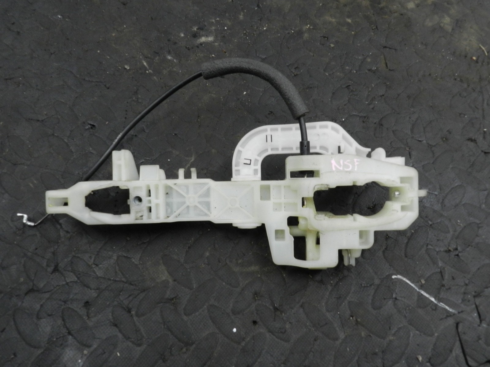 171. KIA SORENTO MK3 GT-LINE. PASSENGER SIDE FRONT DOOR HANDLE FRAME - Image 2