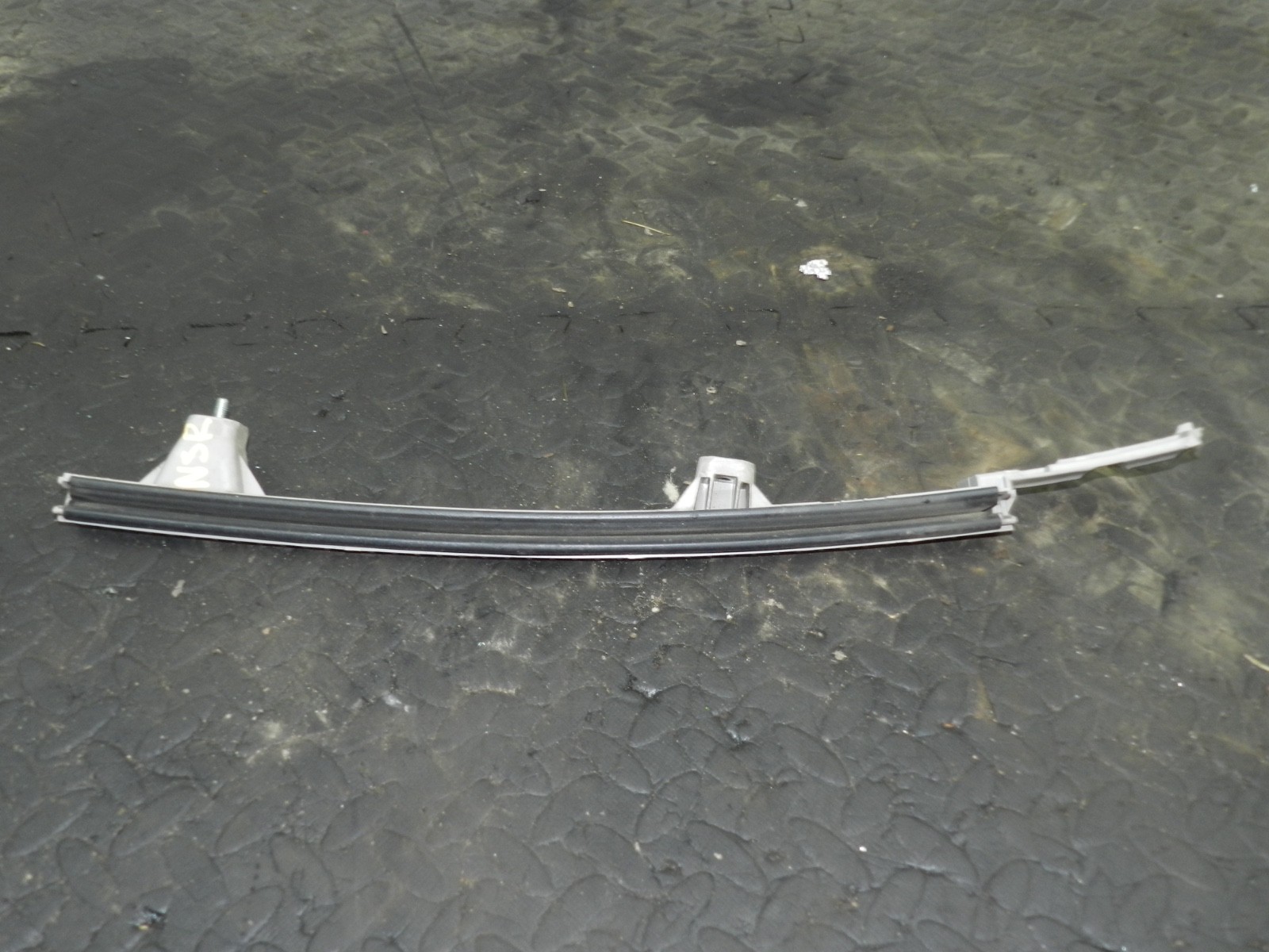 171. KIA SORENTO MK3 GT-LINE. PASSENGER SIDE REAR DOOR WINDOW RUNNER