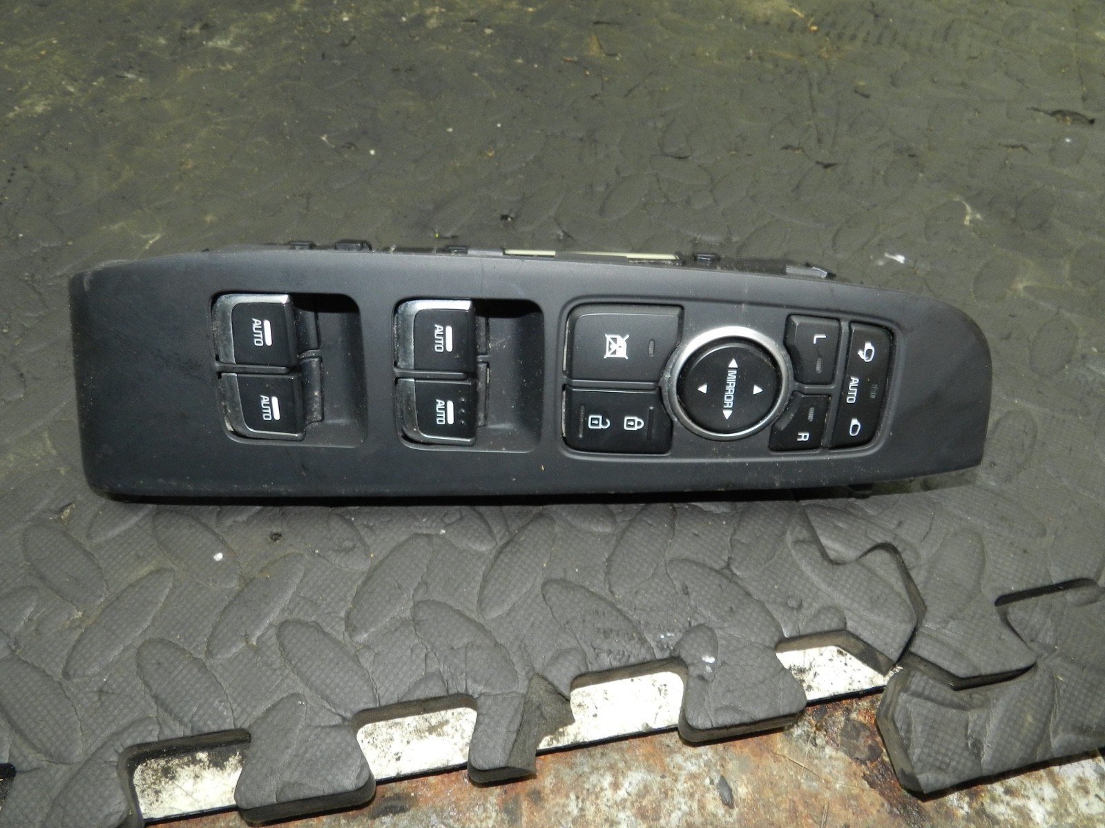 171. KIA SORENTO MK3 GT-LINE. DRIVER SIDE FRONT DOOR WINDOW SWITCHES - Image 2