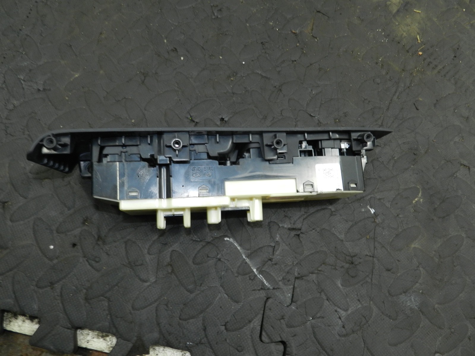 171. KIA SORENTO MK3 GT-LINE. DRIVER SIDE FRONT DOOR WINDOW SWITCHES - Image 4