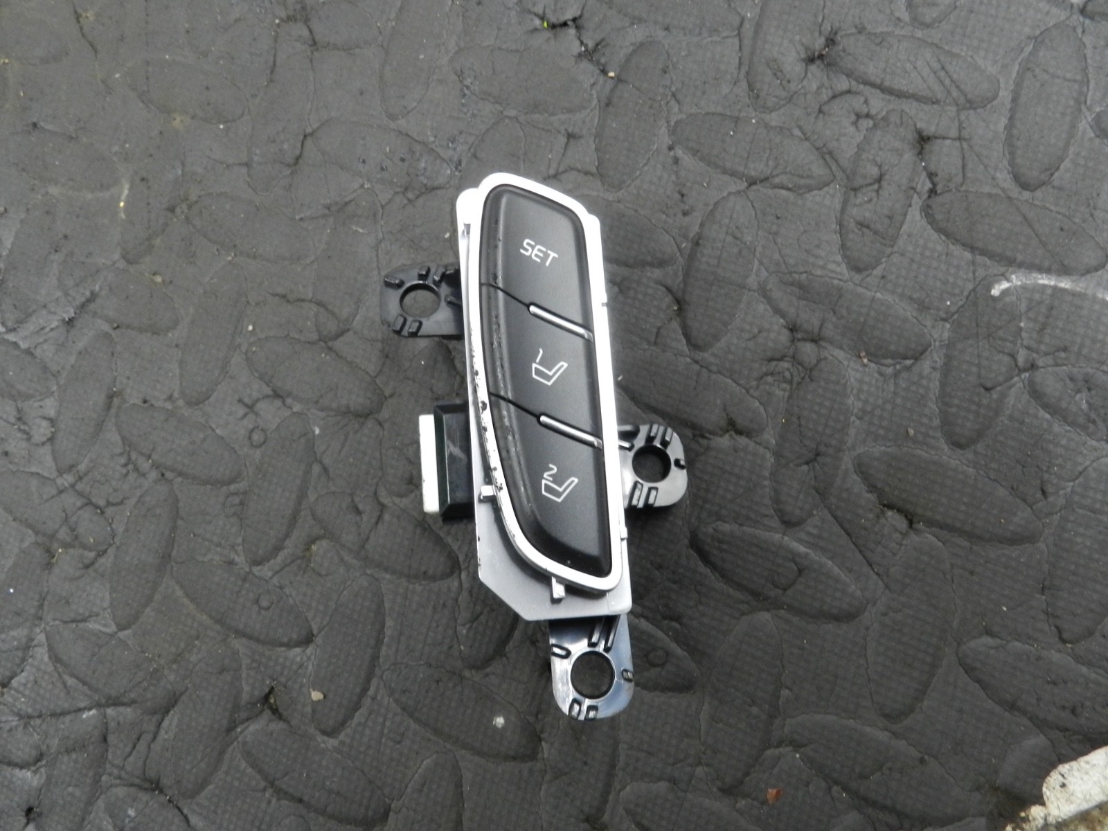 171. KIA SORENTO MK3 GT-LINE. ELECTRIC SEAT SETTING BUTTONS 93250-C5100