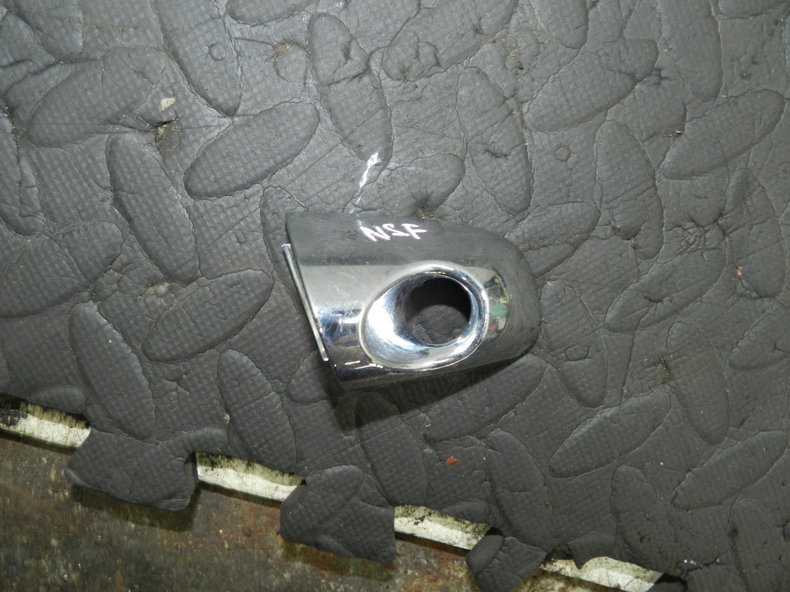 171. KIA SORENTO MK3 GT-LINE. PASSENGER SIDE FRONT DOOR HANDLE TRIM - Image 2