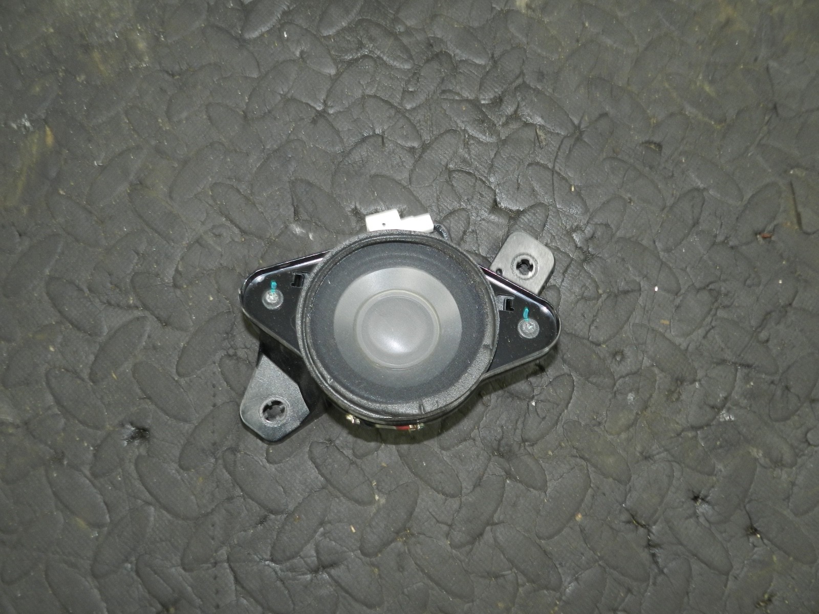 171. KIA SORENTO MK3 GT-LINE. DRIVER SIDE REAR QUARTER SPEAKER - Image 2