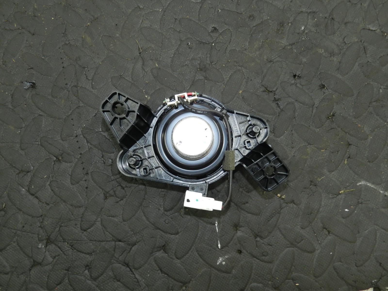 171. KIA SORENTO MK3 GT-LINE. DRIVER SIDE REAR QUARTER SPEAKER - Image 3