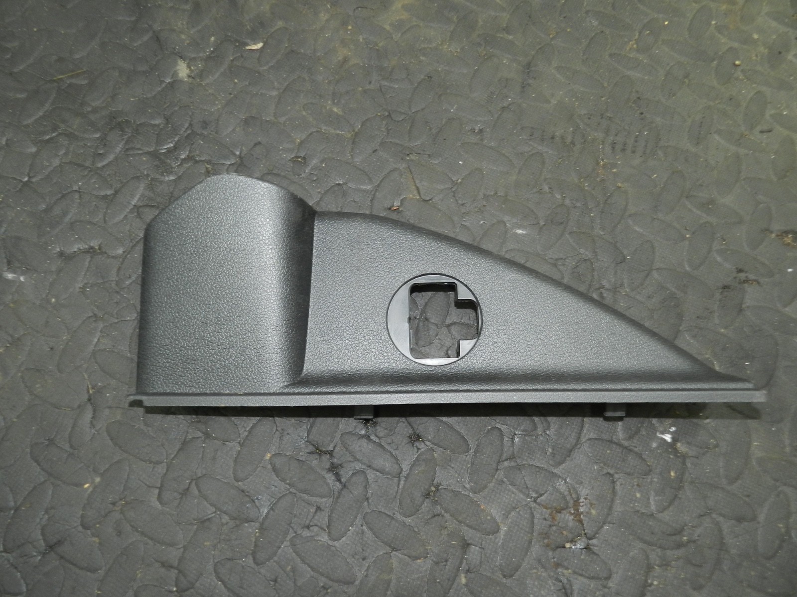 171. KIA SORENTO MK3 GT-LINE. PASSENGER SIDE DASH BOARD END TRIM