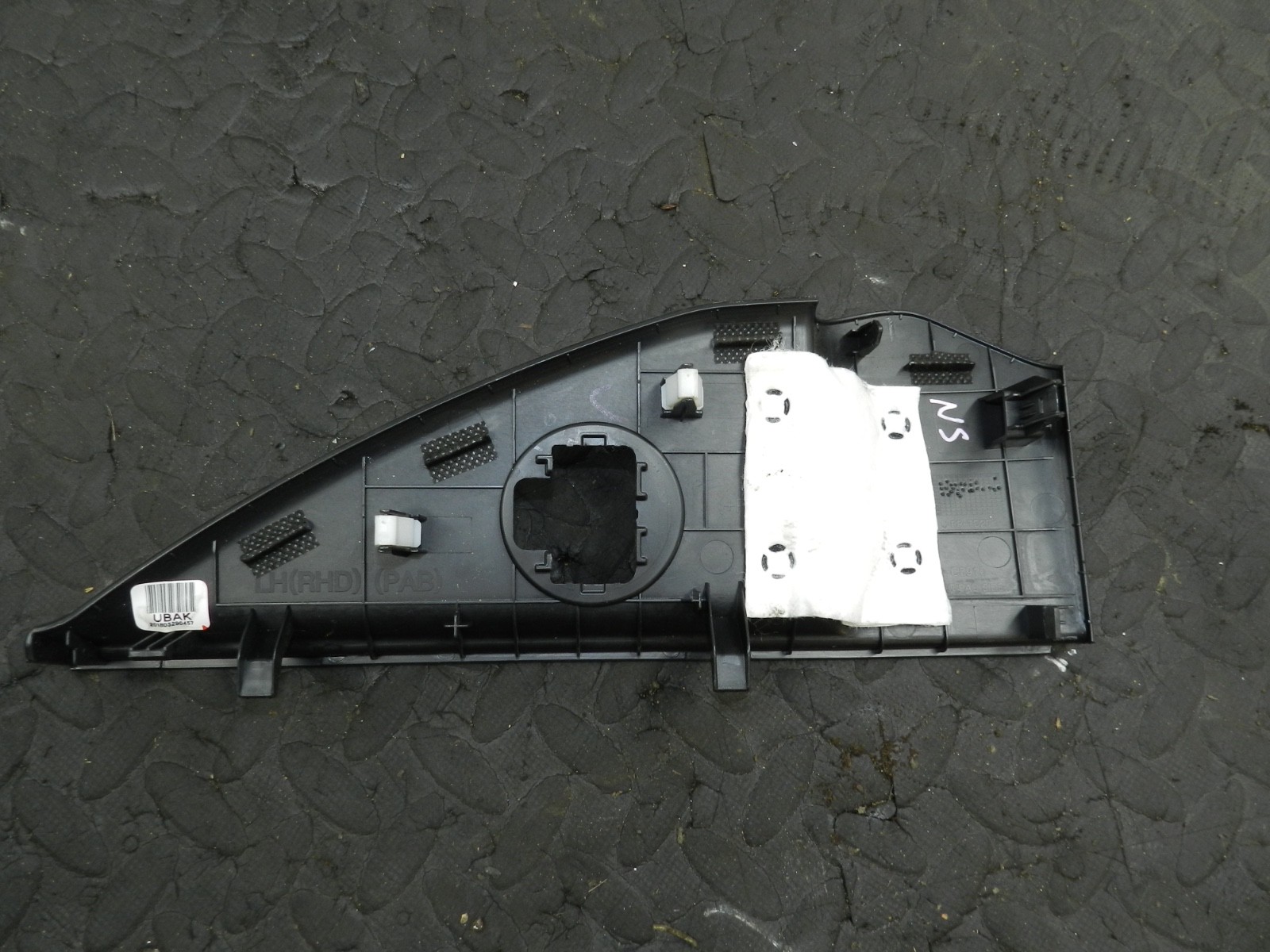 171. KIA SORENTO MK3 GT-LINE. PASSENGER SIDE DASH BOARD END TRIM - Image 2