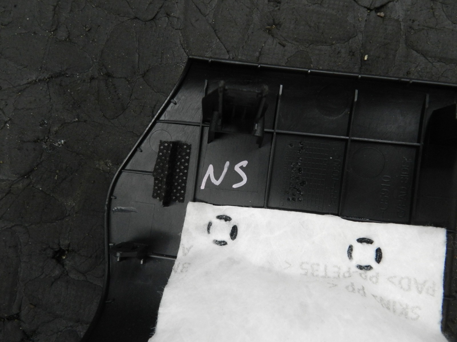 171. KIA SORENTO MK3 GT-LINE. PASSENGER SIDE DASH BOARD END TRIM - Image 3