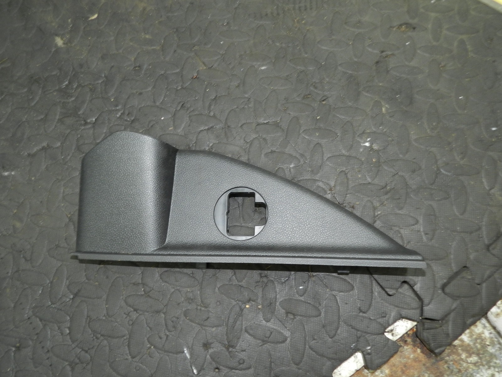 171. KIA SORENTO MK3 GT-LINE. PASSENGER SIDE DASH BOARD END TRIM - Image 4