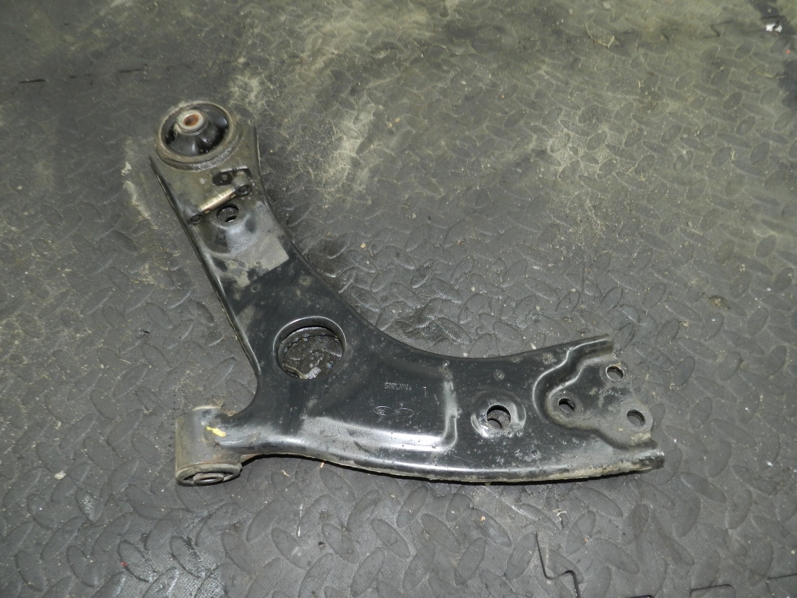 171. KIA SORENTO MK3 GT-LINE. PASSENGER SIDE FRONT LOWER SUSPENSION ARM