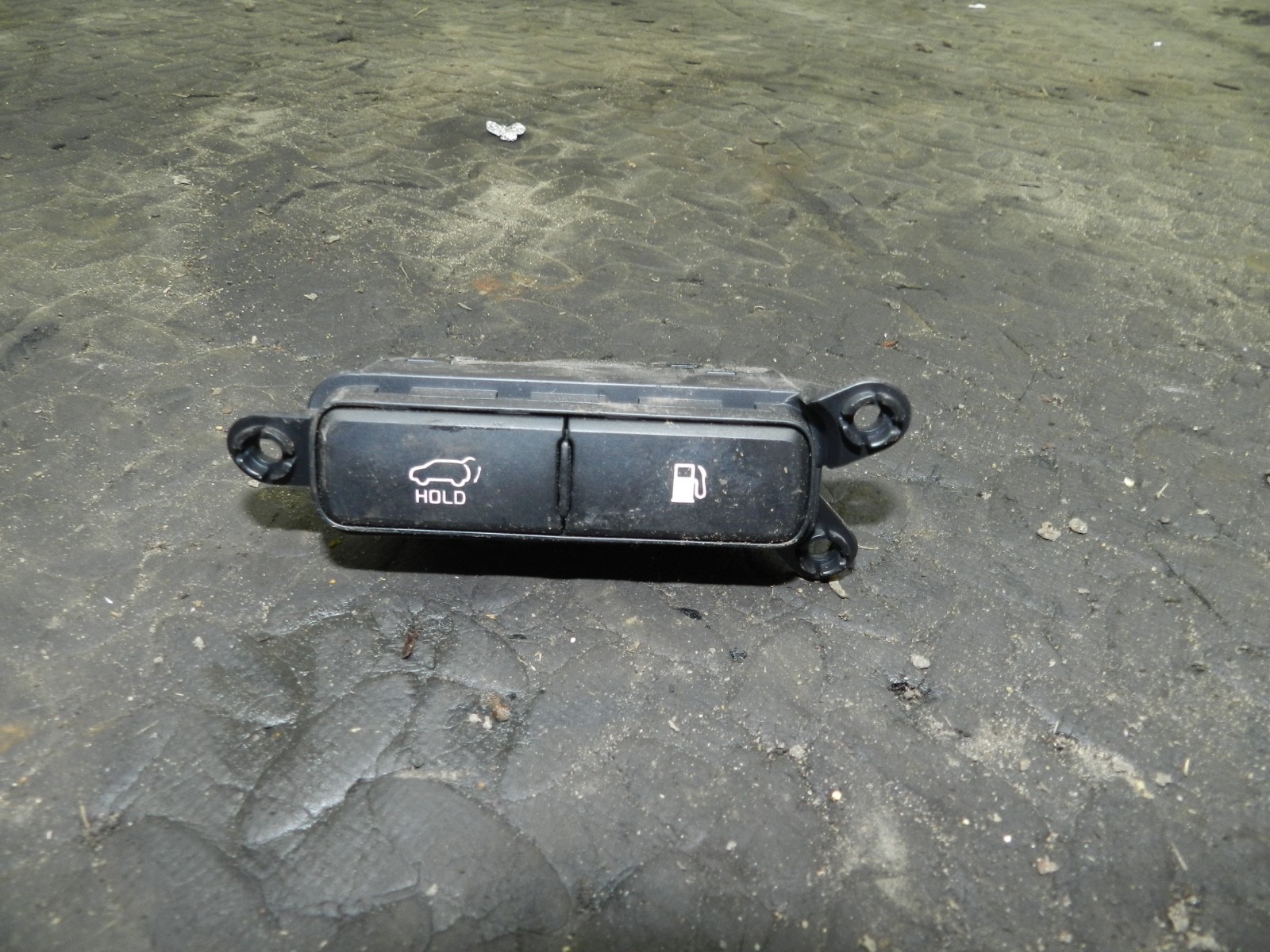 171. KIA SORENTO MK3 GT-LINE. BOOT OPEN BUTTON FUEL FLAP