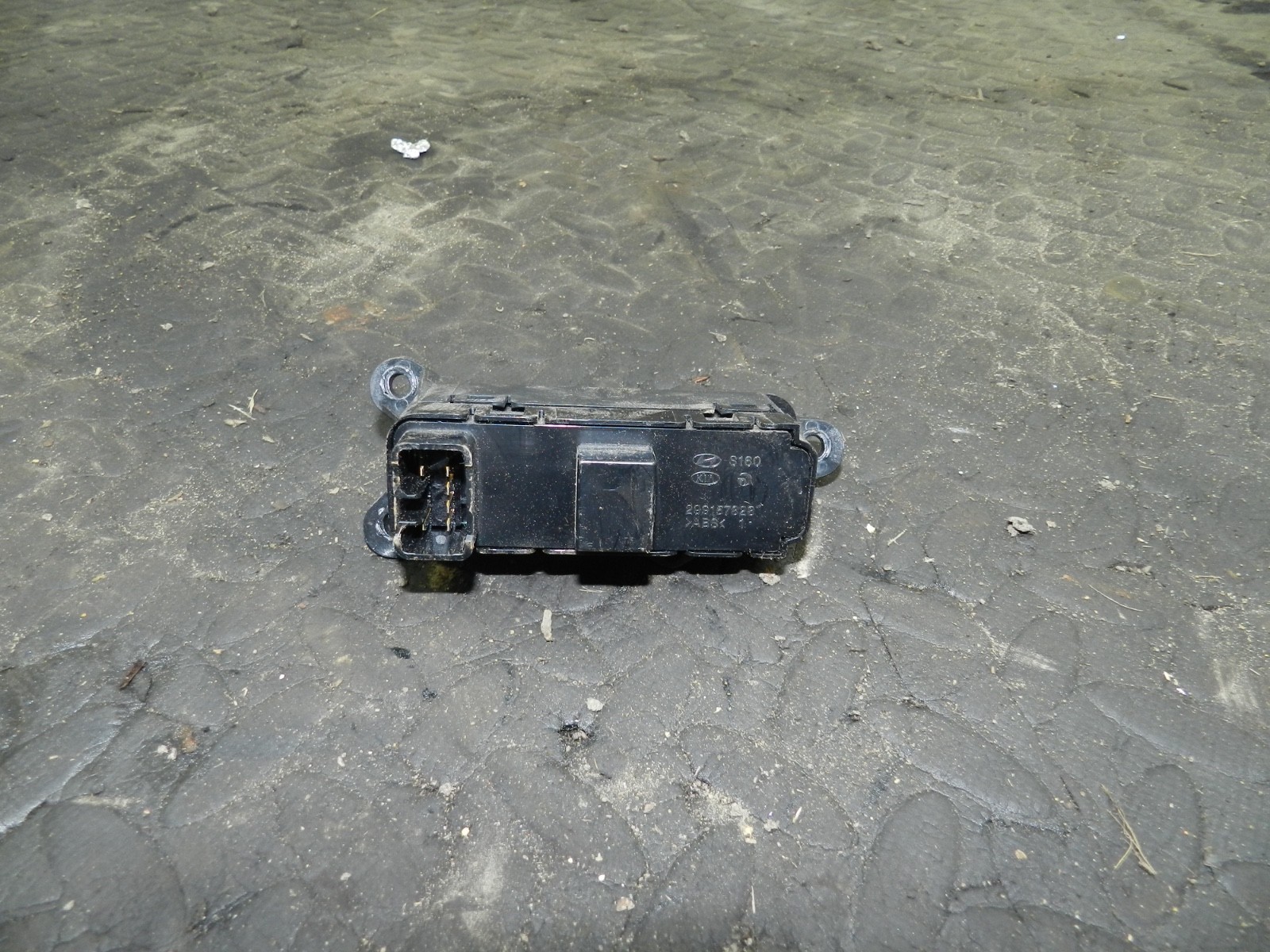 171. KIA SORENTO MK3 GT-LINE. BOOT OPEN BUTTON FUEL FLAP - Image 2