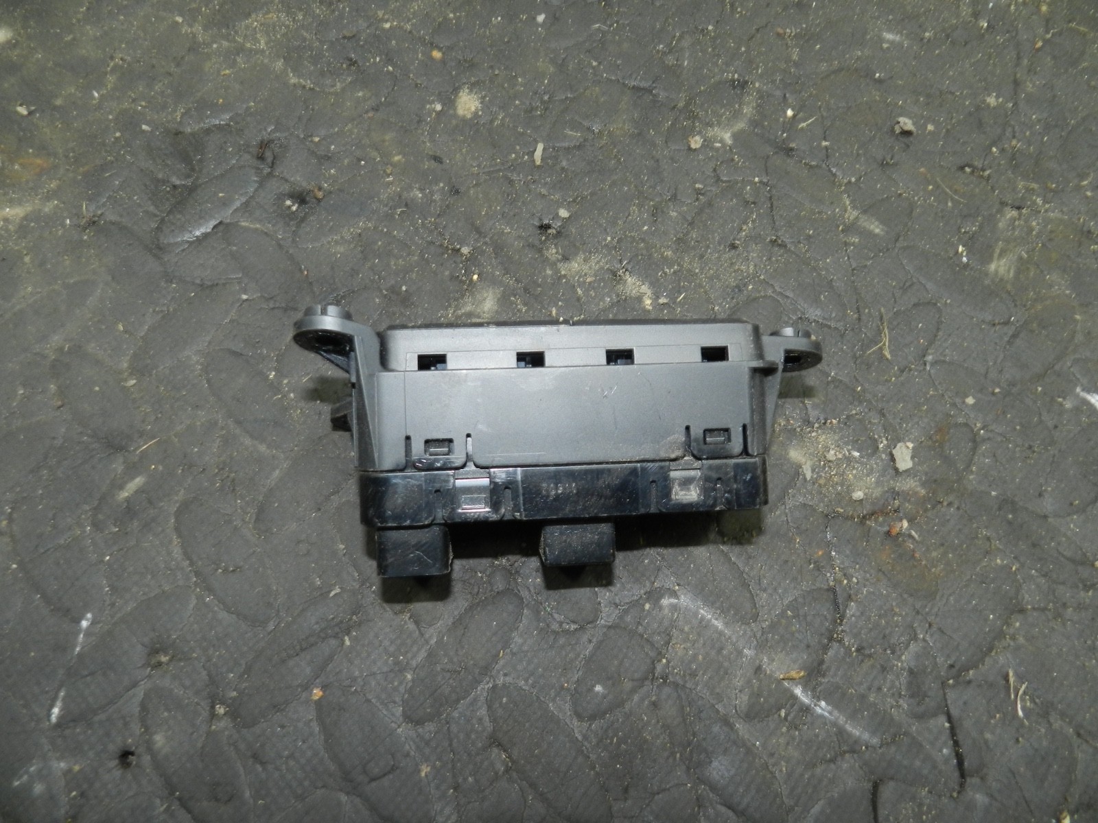 171. KIA SORENTO MK3 GT-LINE. BOOT OPEN BUTTON FUEL FLAP - Image 3