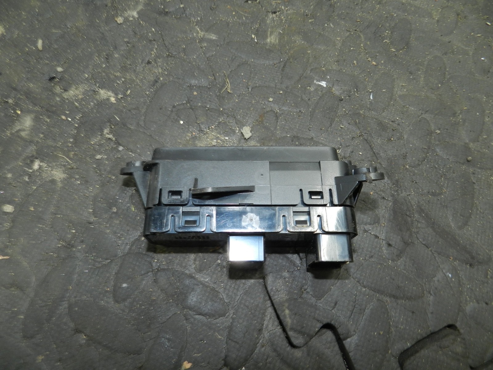 171. KIA SORENTO MK3 GT-LINE. BOOT OPEN BUTTON FUEL FLAP - Image 4
