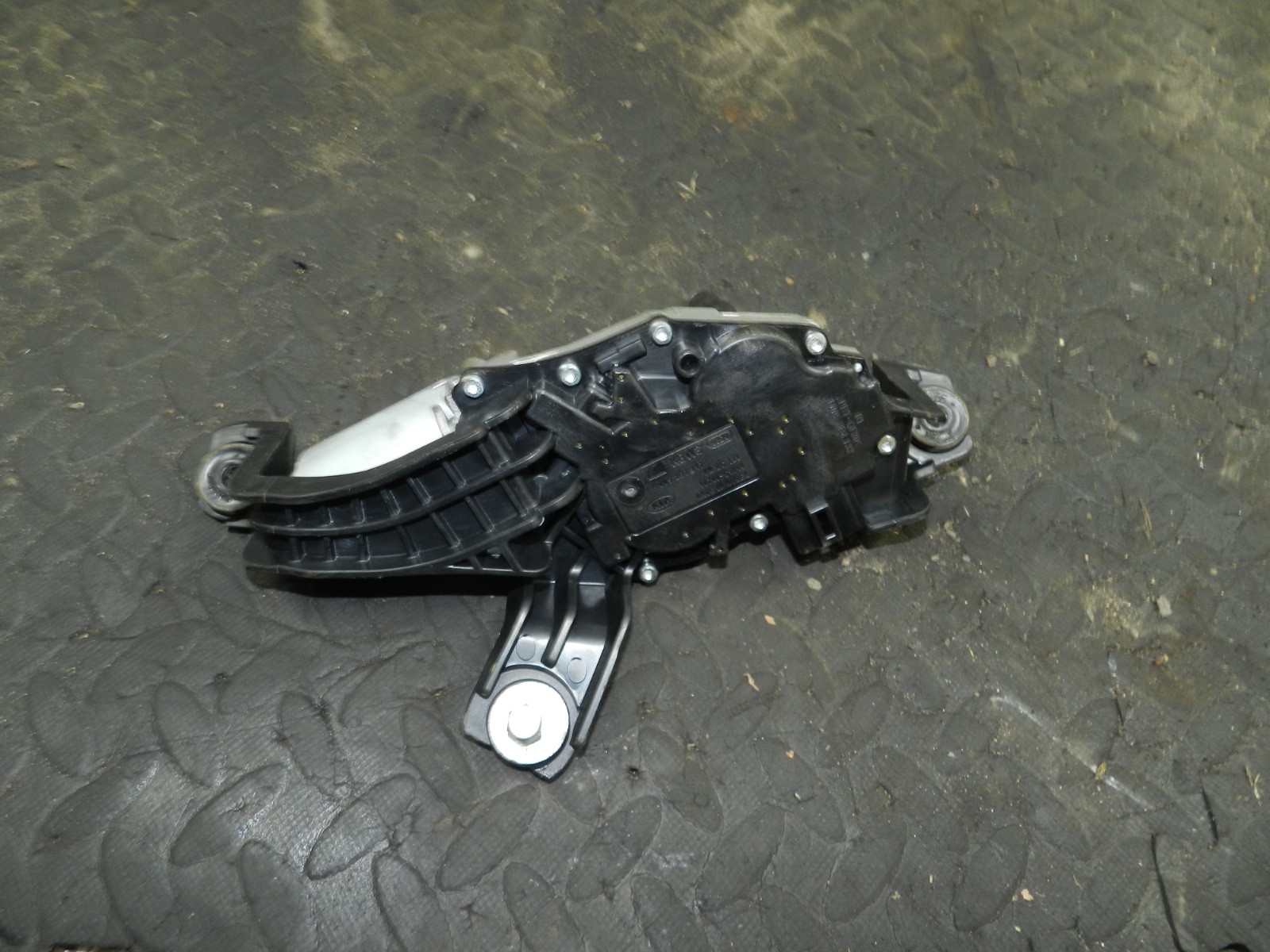 171. KIA SORENTO MK3 GT-LINE. REAR WIPER MOTOR - Image 2