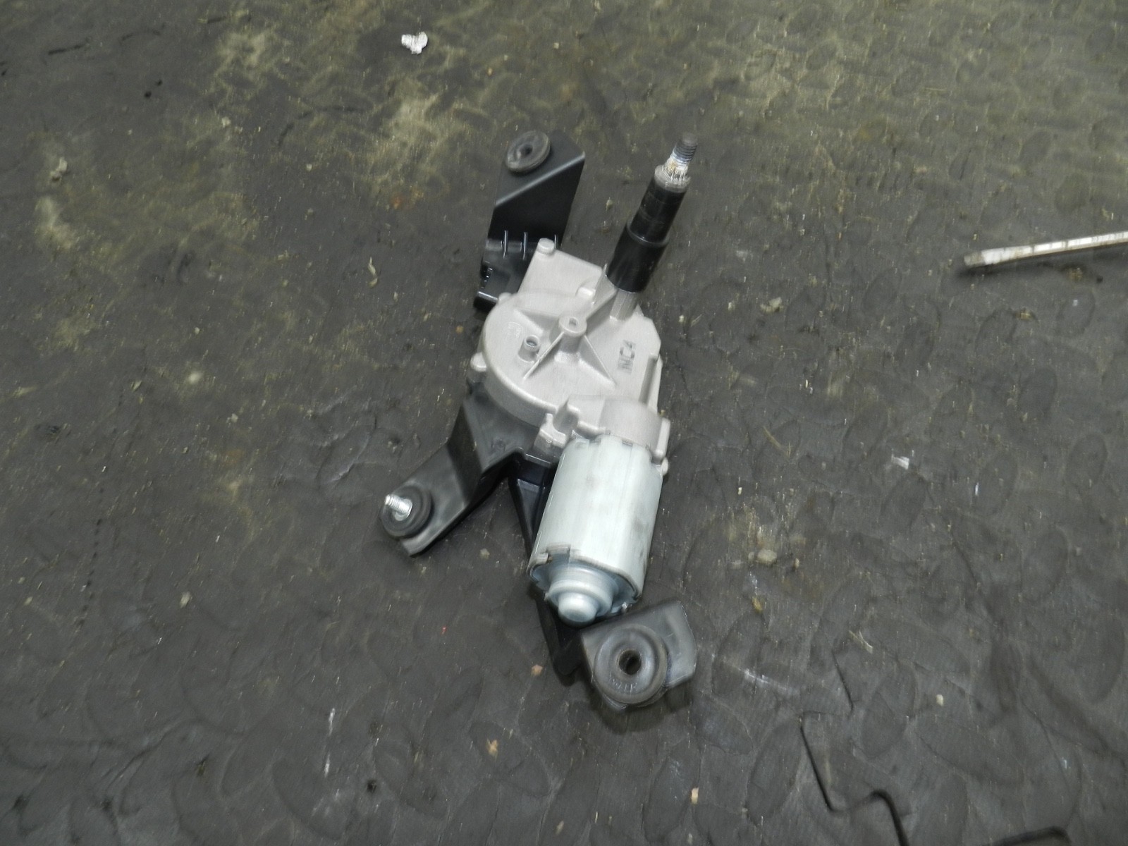 171. KIA SORENTO MK3 GT-LINE. REAR WIPER MOTOR - Image 3