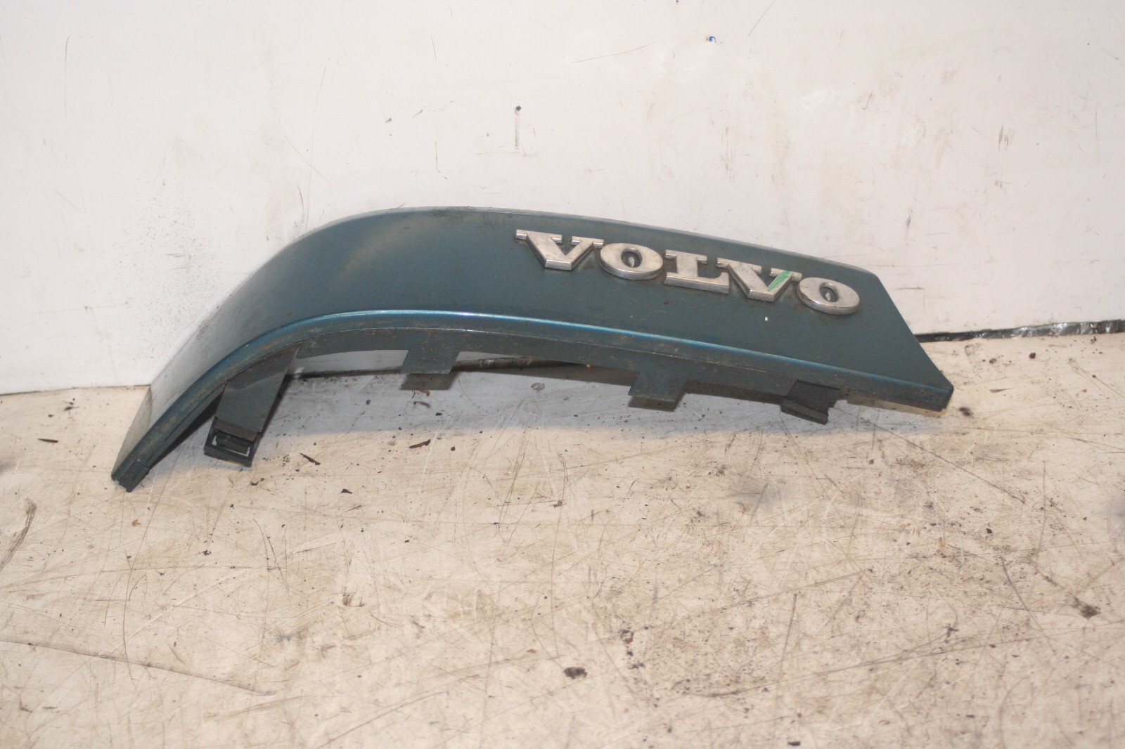 1999 VOLVO C70 2.4 PETROL. REAR BUMPER TRIM IN TURQUOISE