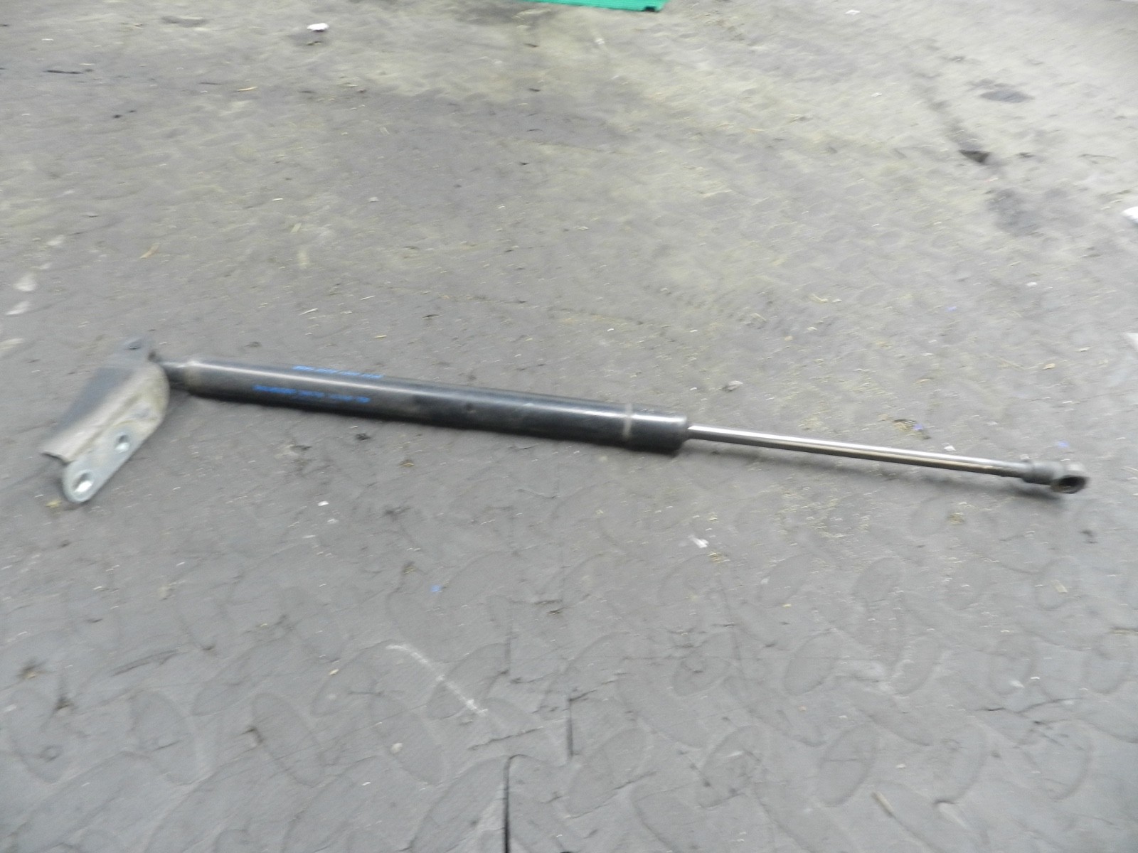 174. 2020 NISSAN MICRA K14. BOOT LID TAIL GATE GAS STRUT