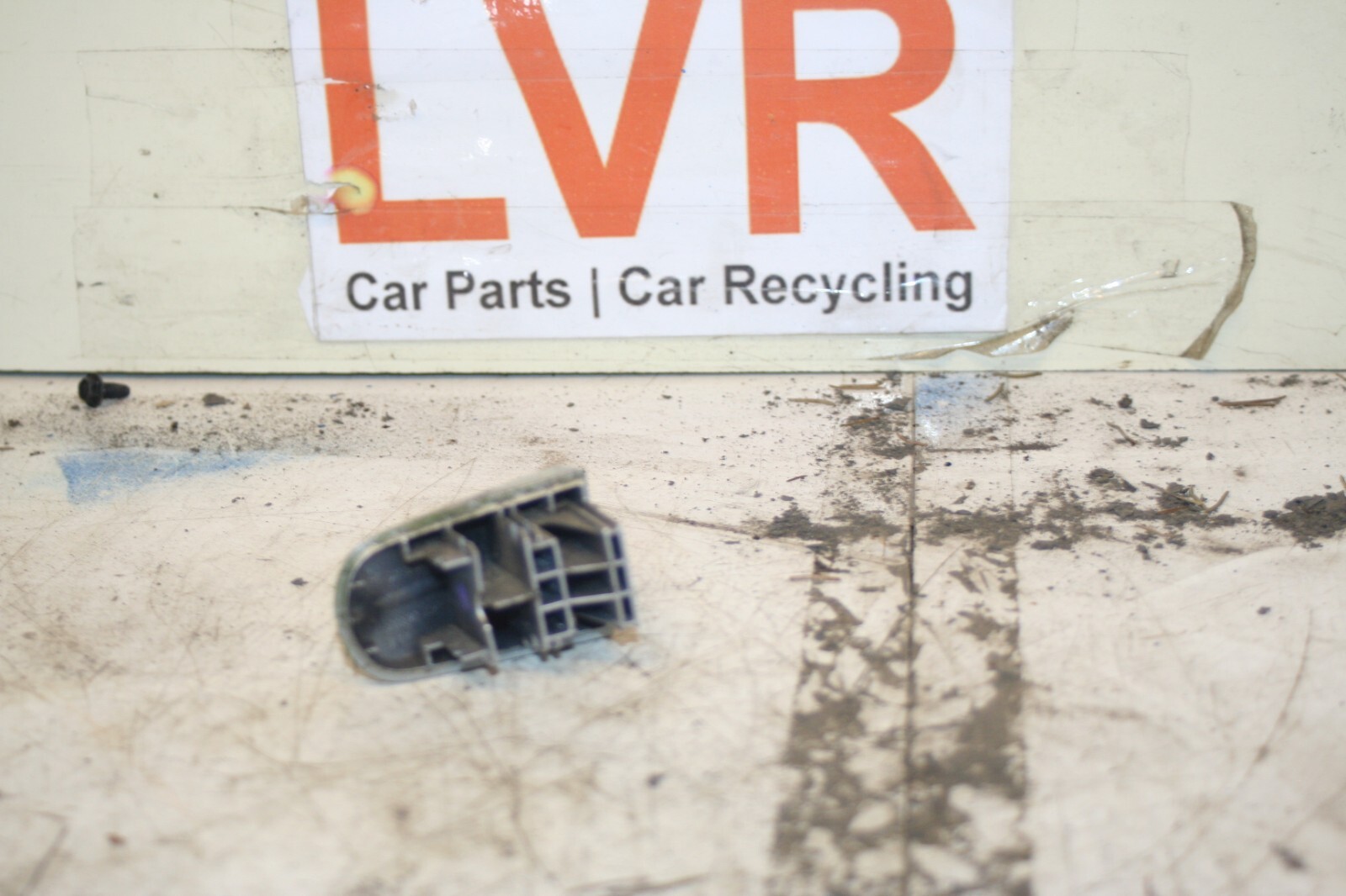 (6B) 2013 FORD FOCUS 1.0 ECOBOOST. PASSENGER SIDE FRONT DOOR HANDLE END - Image 2