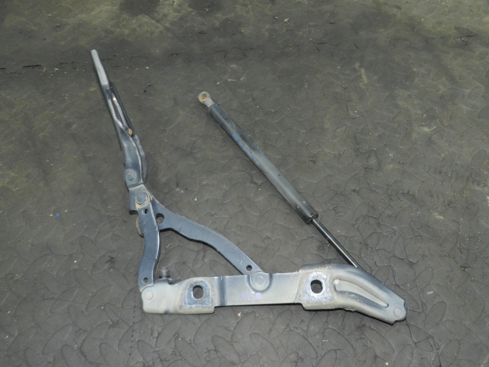 175. 2006 BMW 330 D E90. PASSENGER SIDE BOOT LID HINGE AND STRUT